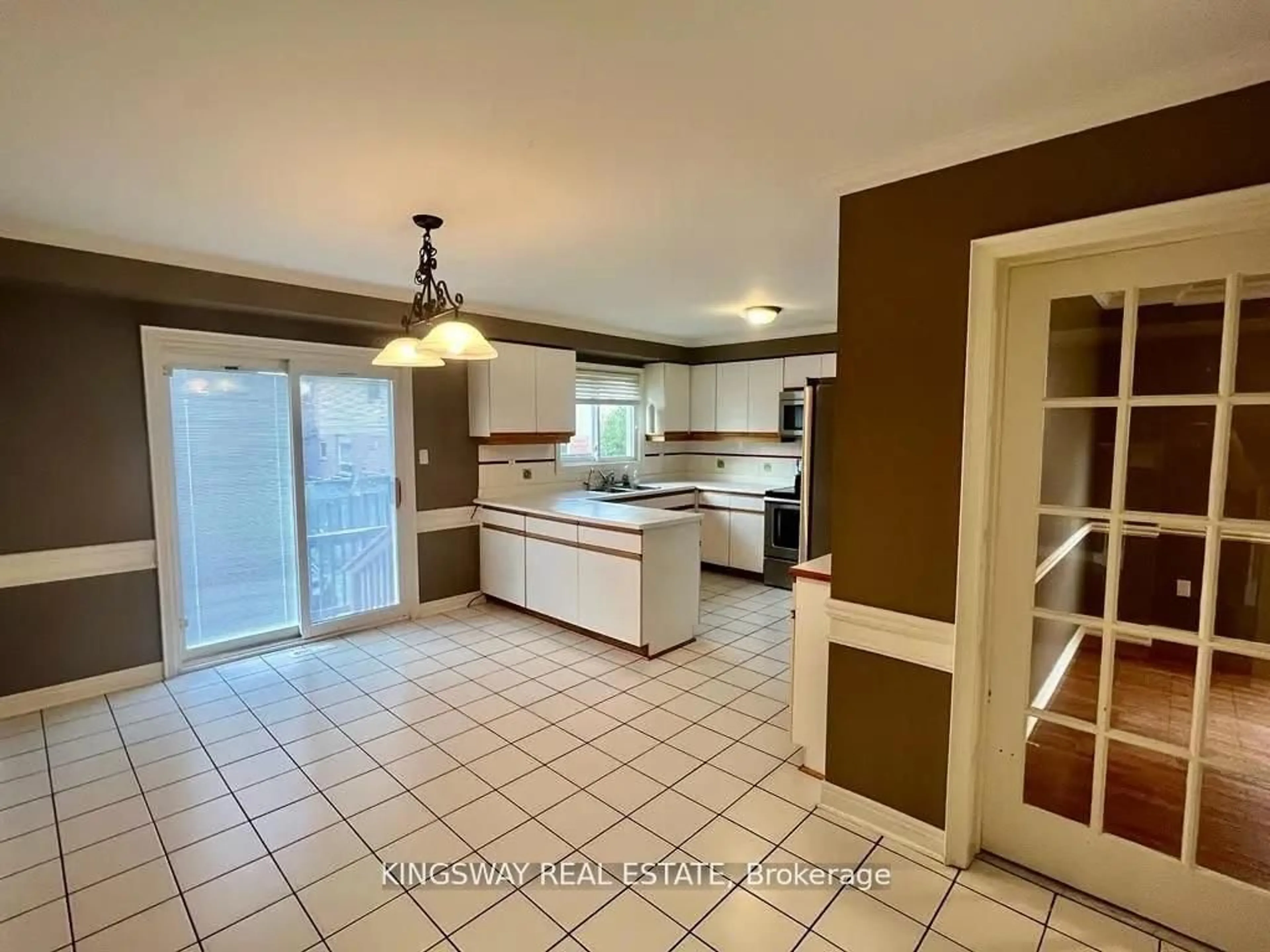 Open concept kitchen, ceramic/tile floor for 325 Salisbury Lane, Newmarket Ontario L3Y 8A6