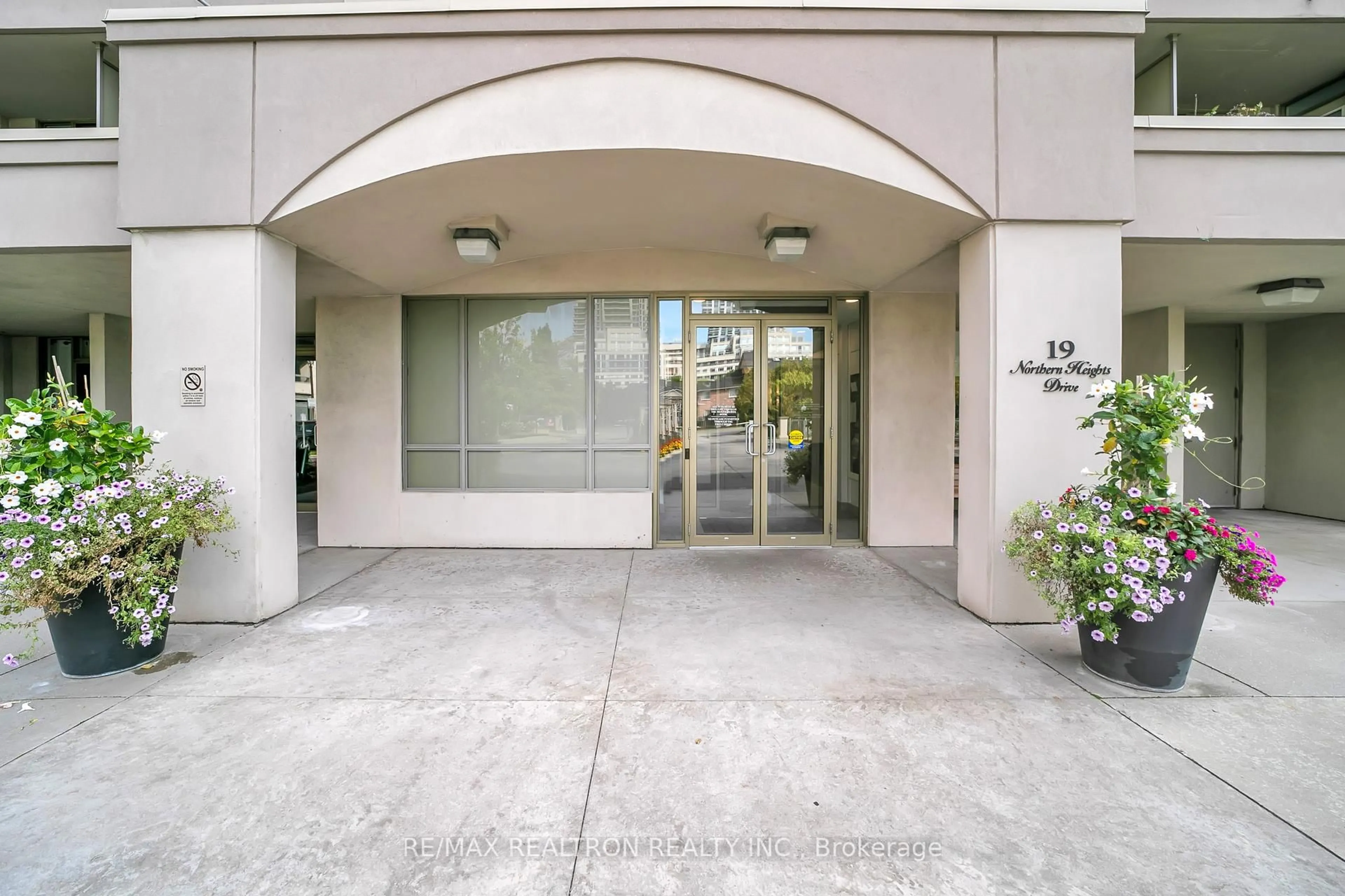 Indoor foyer for 19 Northern Heights Dr #413, Richmond Hill Ontario L4B 4M4