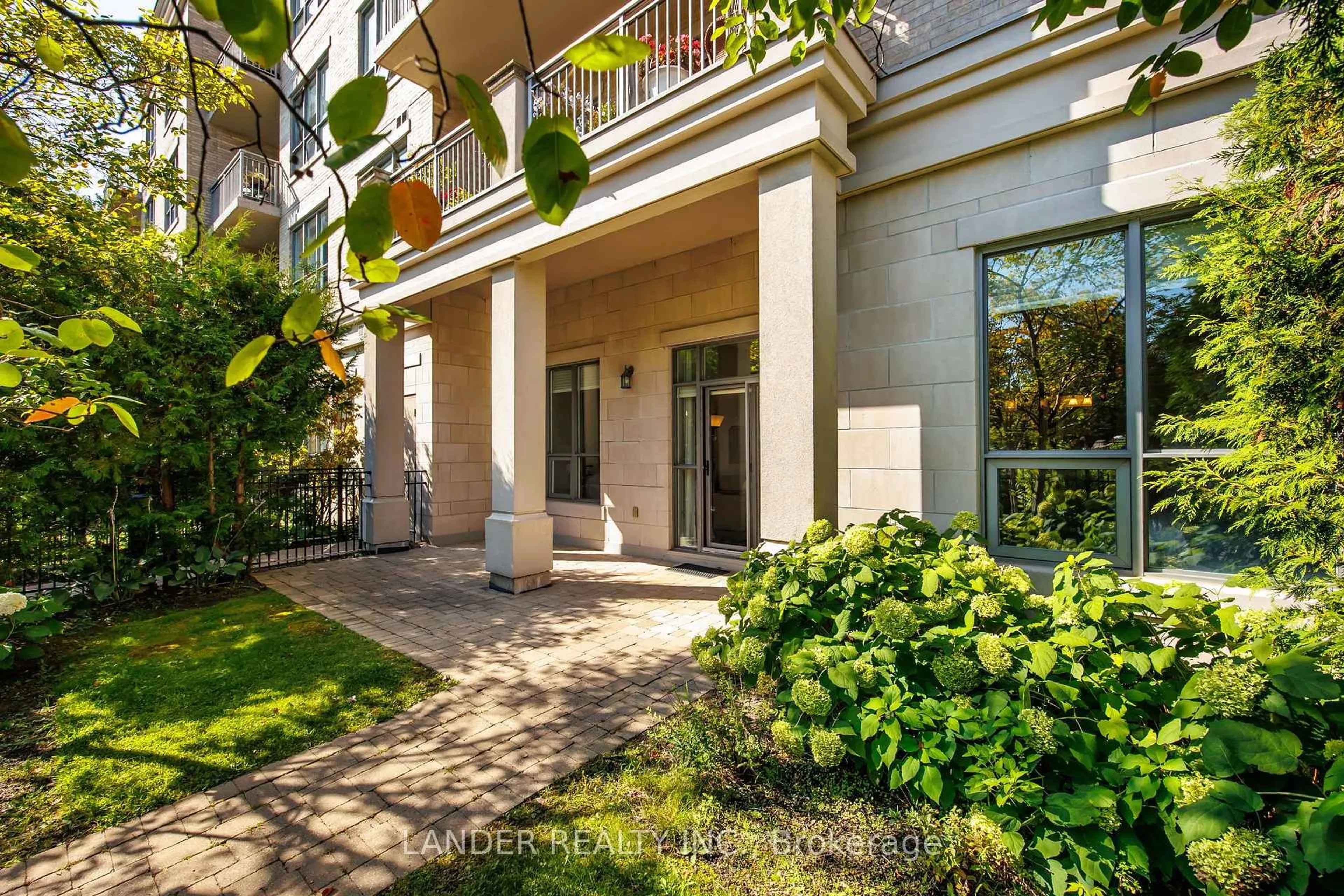 Indoor foyer for 180 John West Way #107, Aurora Ontario L4G 0R3