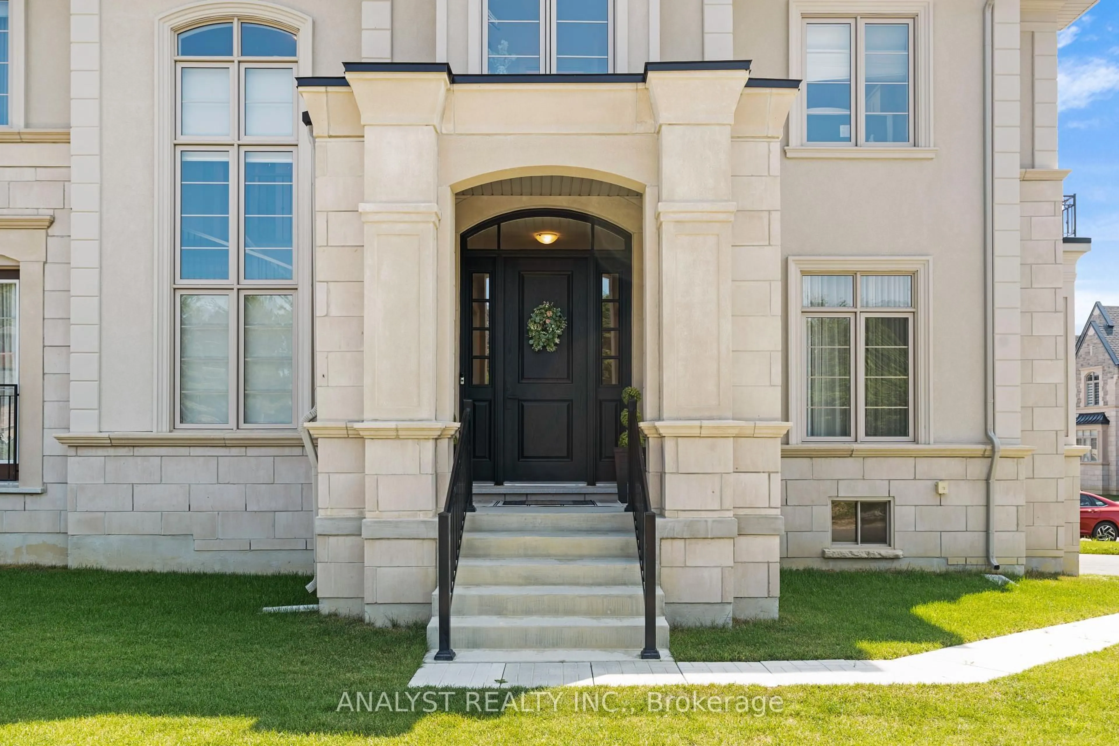 Indoor entryway for 94 Crawford Dr, King Ontario L7B 0P9