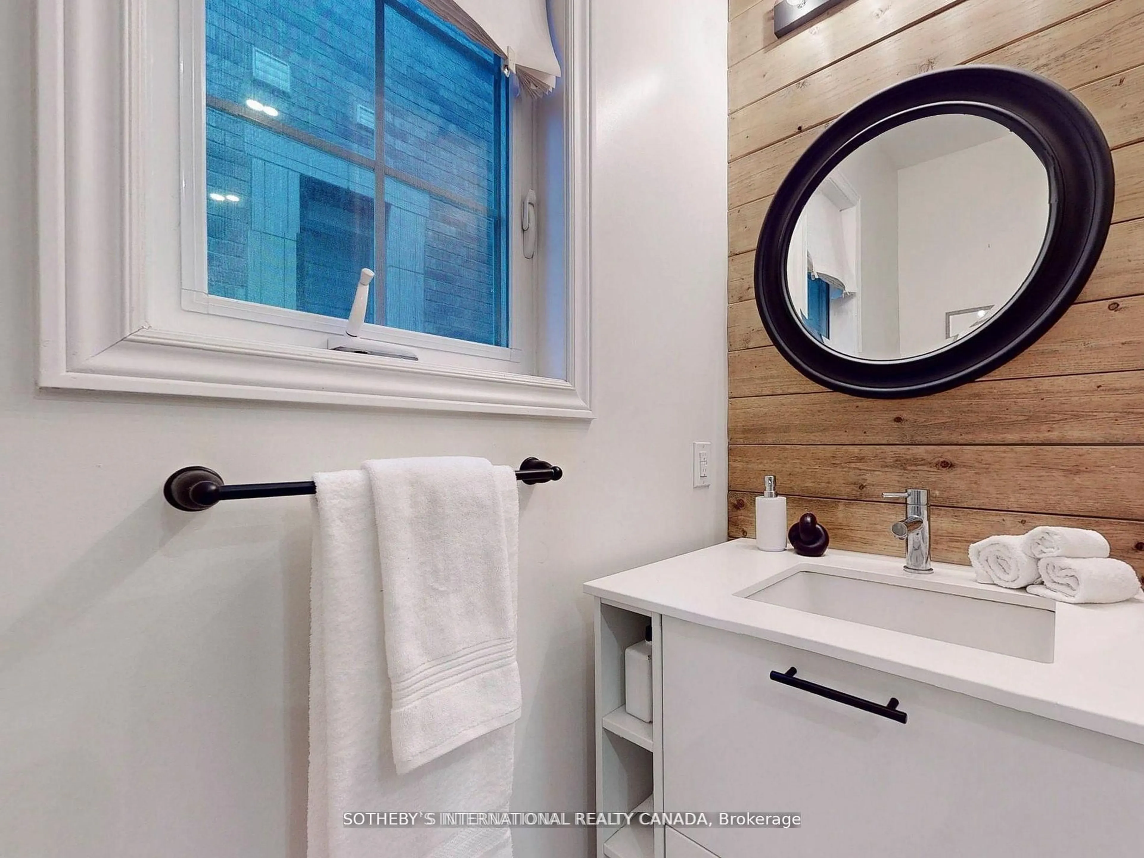 Contemporary bathroom, ceramic/tile floor for 160 Sunset Terr, Vaughan Ontario L4H 4S1