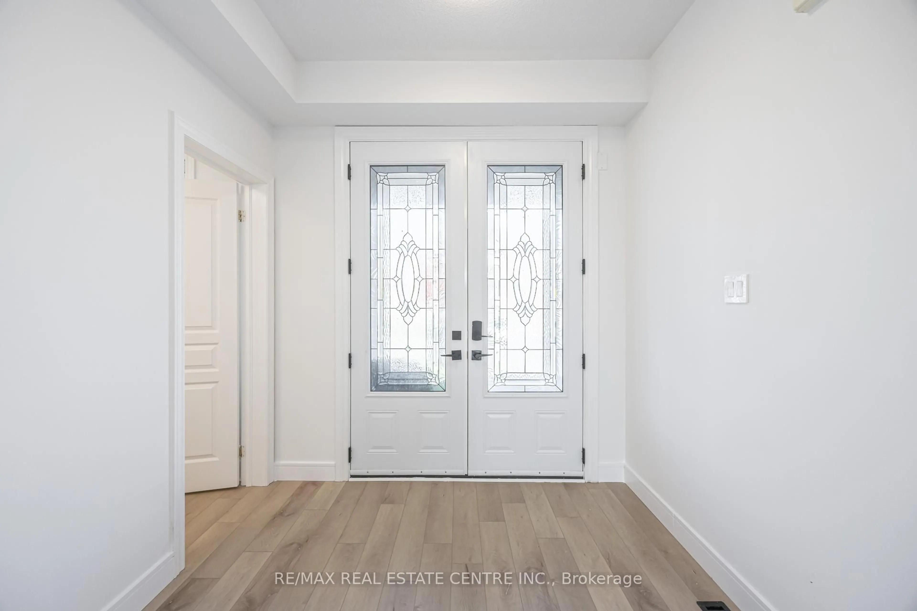 Indoor entryway for 25 Bache Ave, Georgina Ontario L4P 0C7