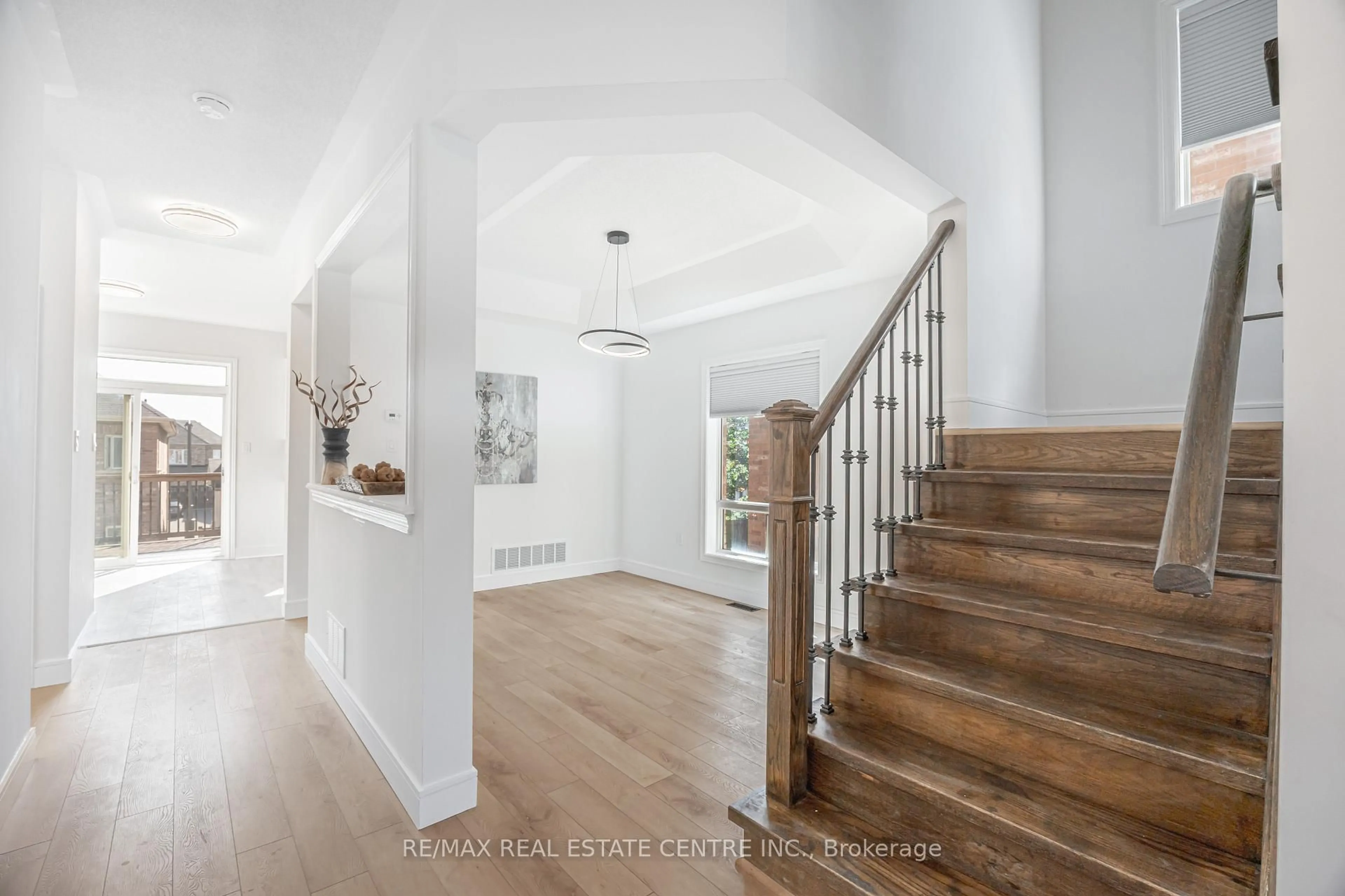Indoor entryway for 25 Bache Ave, Georgina Ontario L4P 0C7