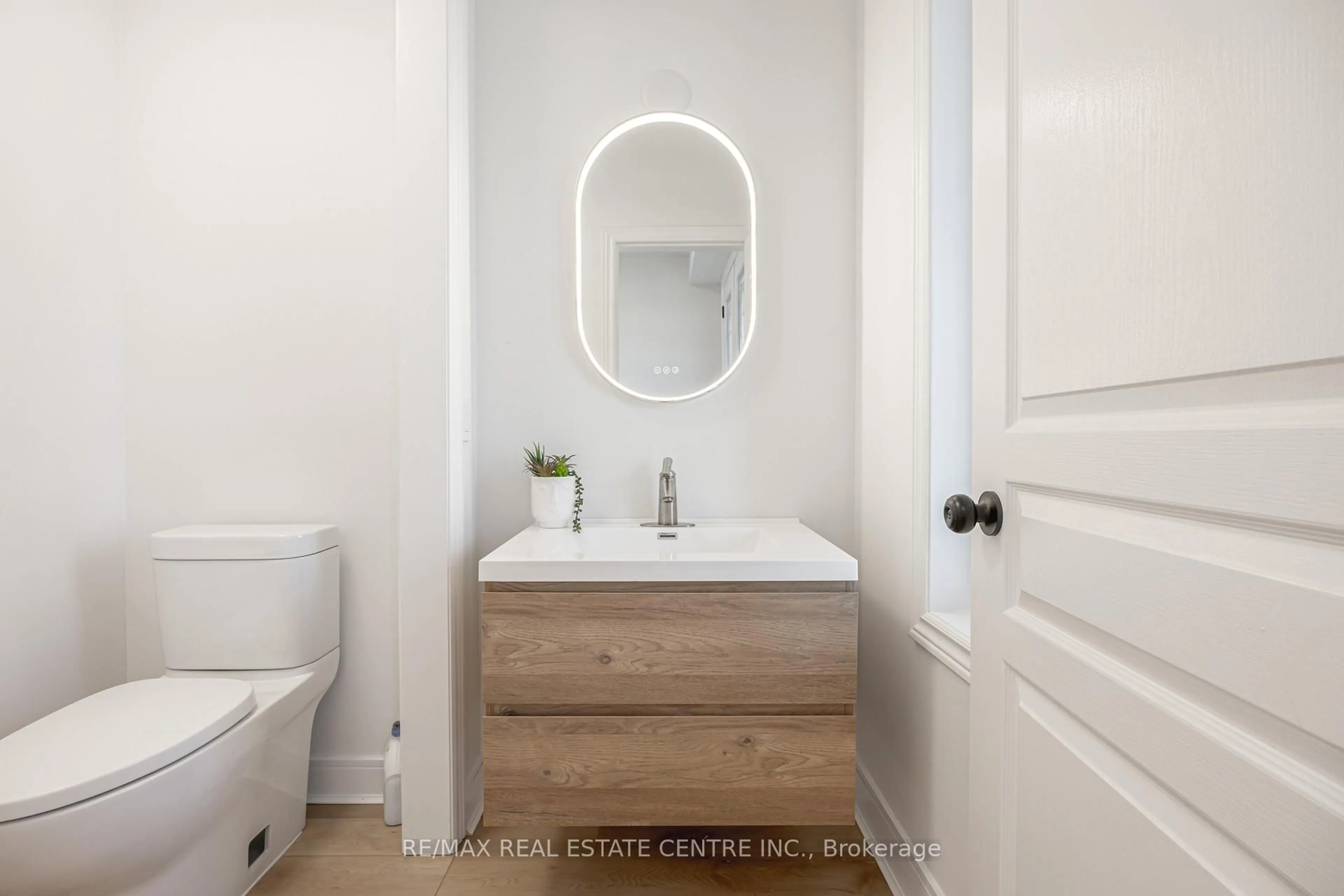 Contemporary bathroom, ceramic/tile floor for 25 Bache Ave, Georgina Ontario L4P 0C7