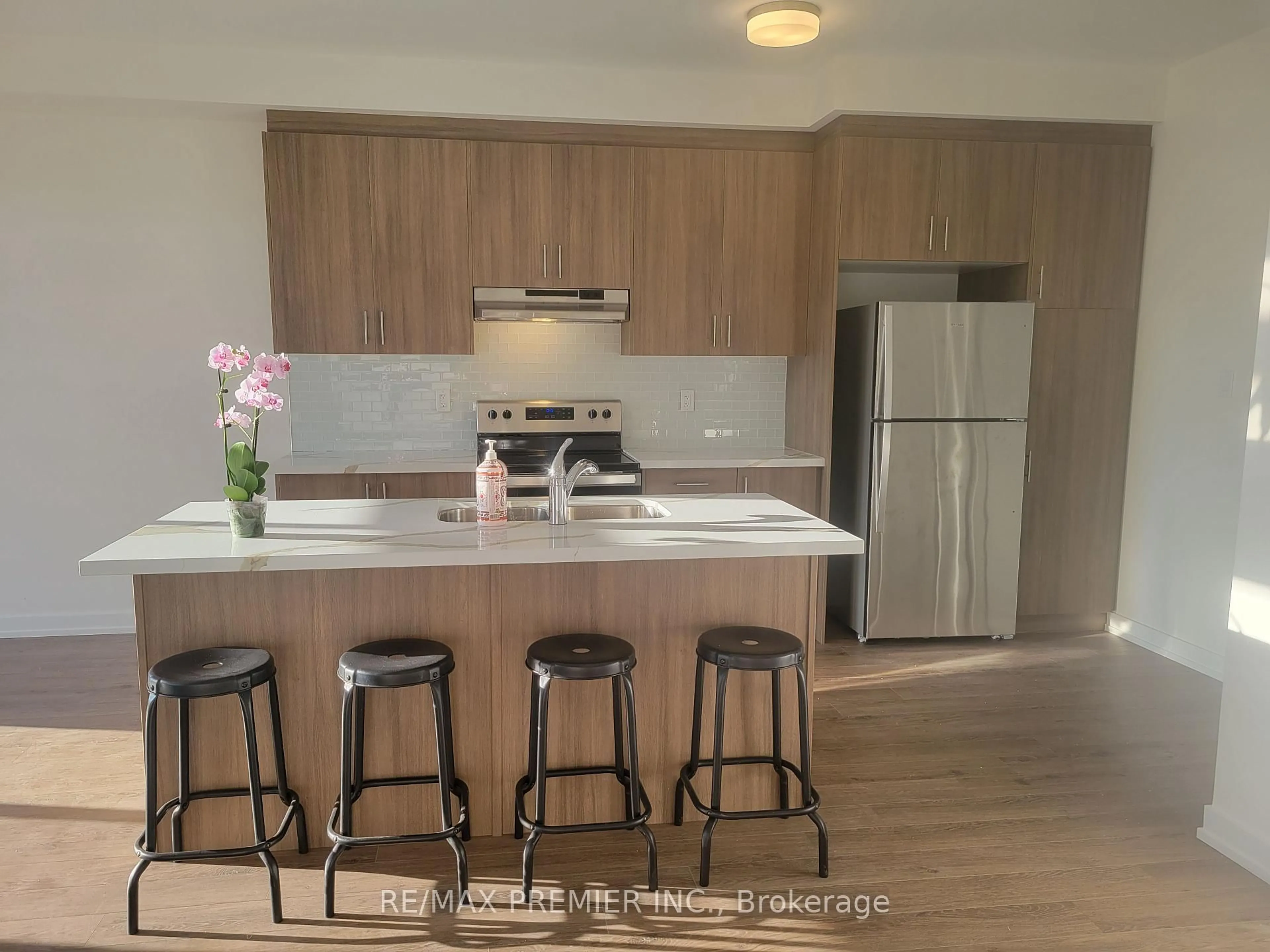 Open concept kitchen, wood/laminate floor for 3 Ghent Dr, Vaughan Ontario L4H 4T8