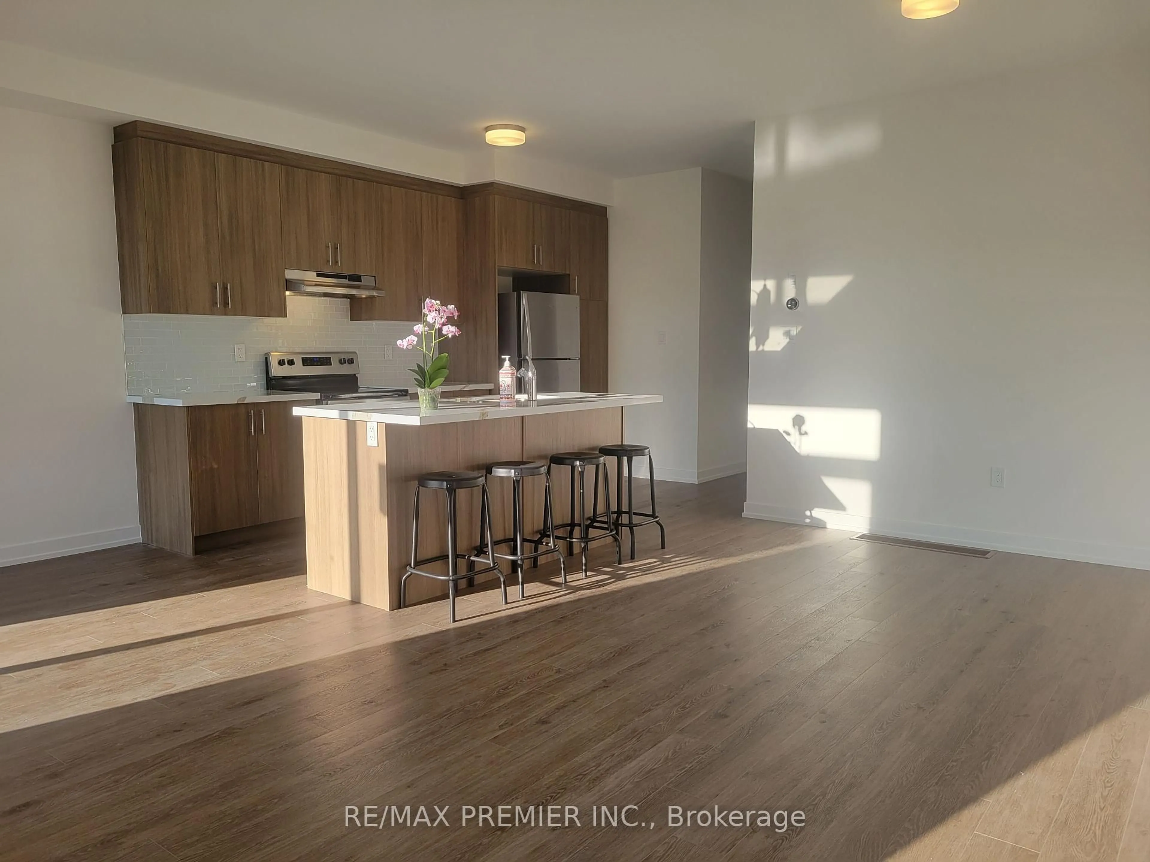 Open concept kitchen, wood/laminate floor for 3 Ghent Dr, Vaughan Ontario L4H 4T8