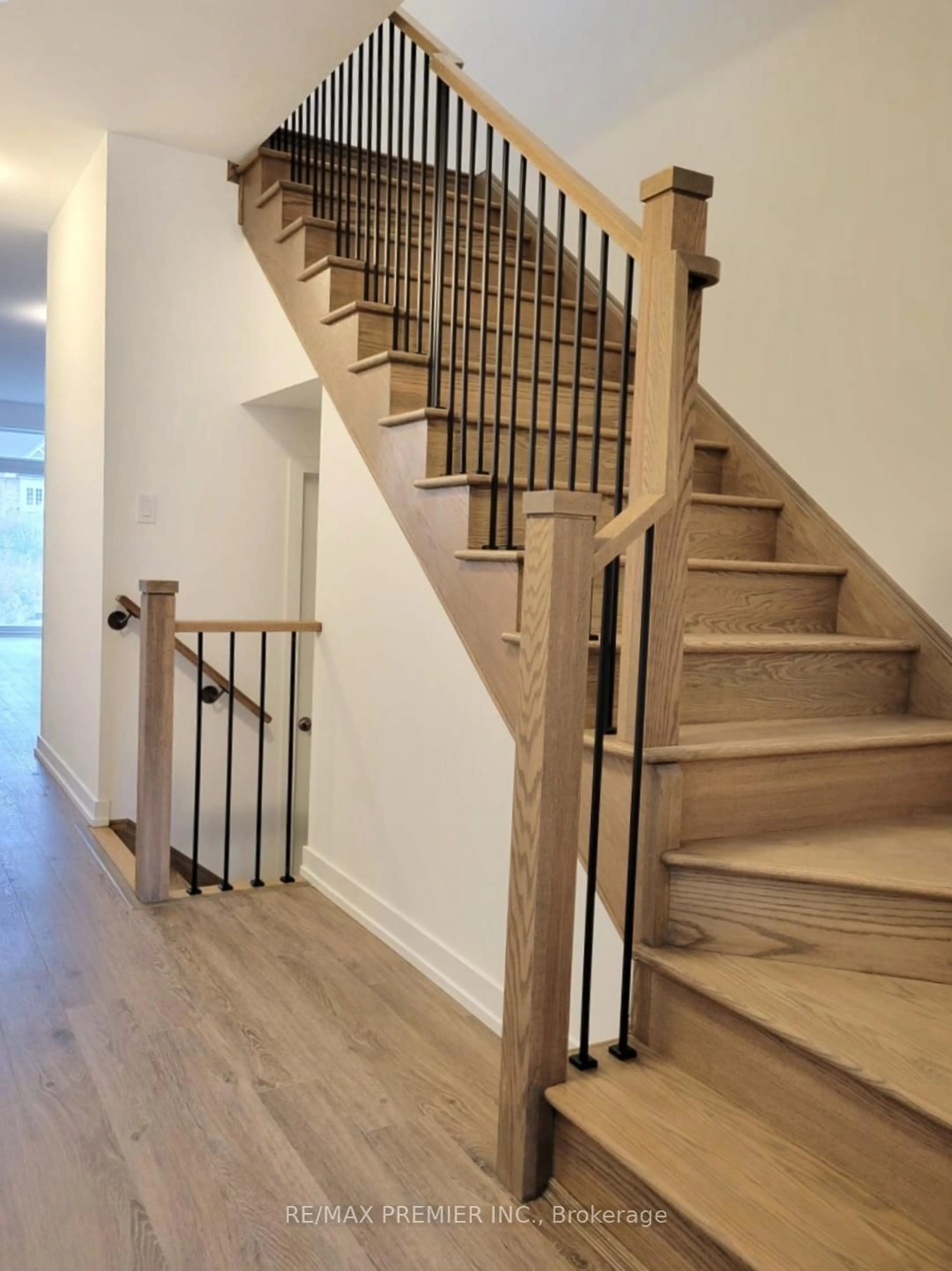 Stairs for 3 Ghent Dr, Vaughan Ontario L4H 4T8