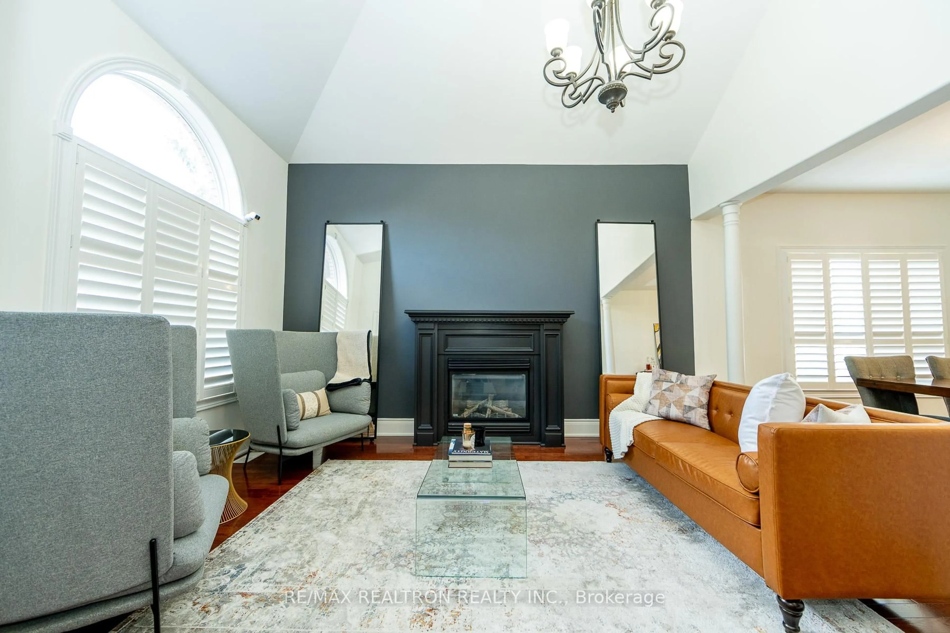 Living room with furniture, unknown for 67 Gardiner Dr, Bradford West Gwillimbury Ontario L3Z 3G2