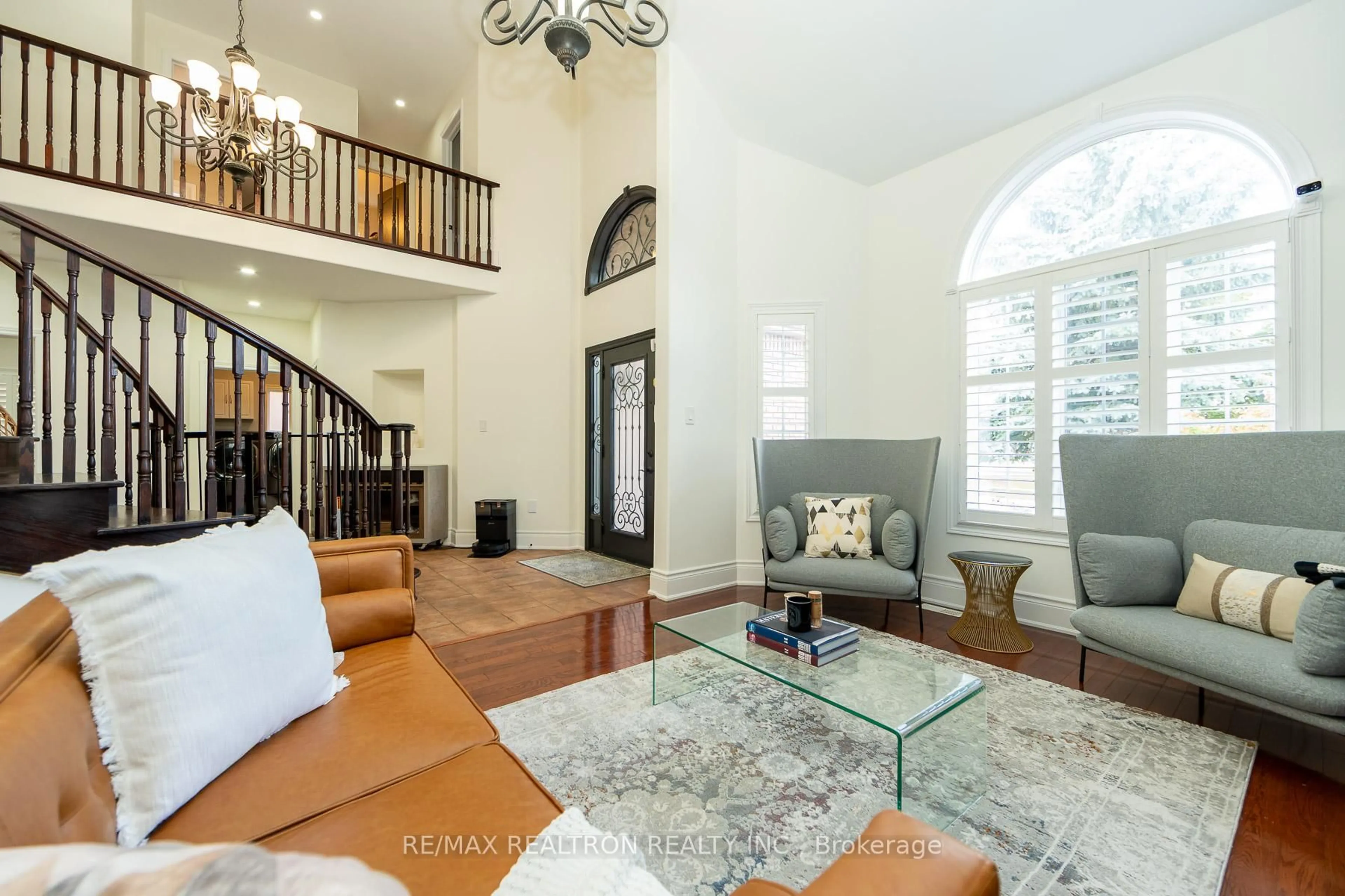 Living room with furniture, unknown for 67 Gardiner Dr, Bradford West Gwillimbury Ontario L3Z 3G2