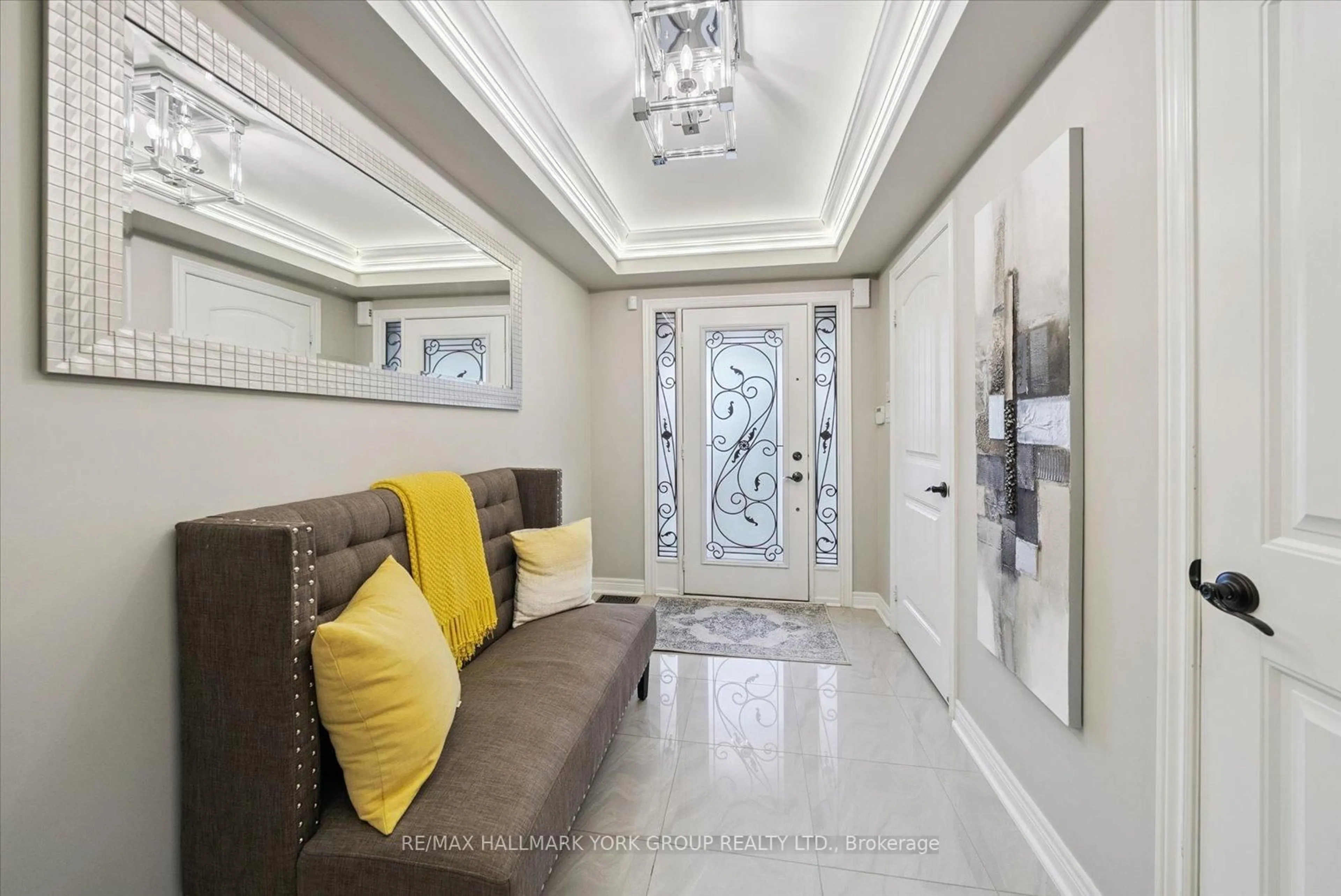Indoor entryway for 254 Meadowhawk Tr, Bradford West Gwillimbury Ontario L3Z 0E9