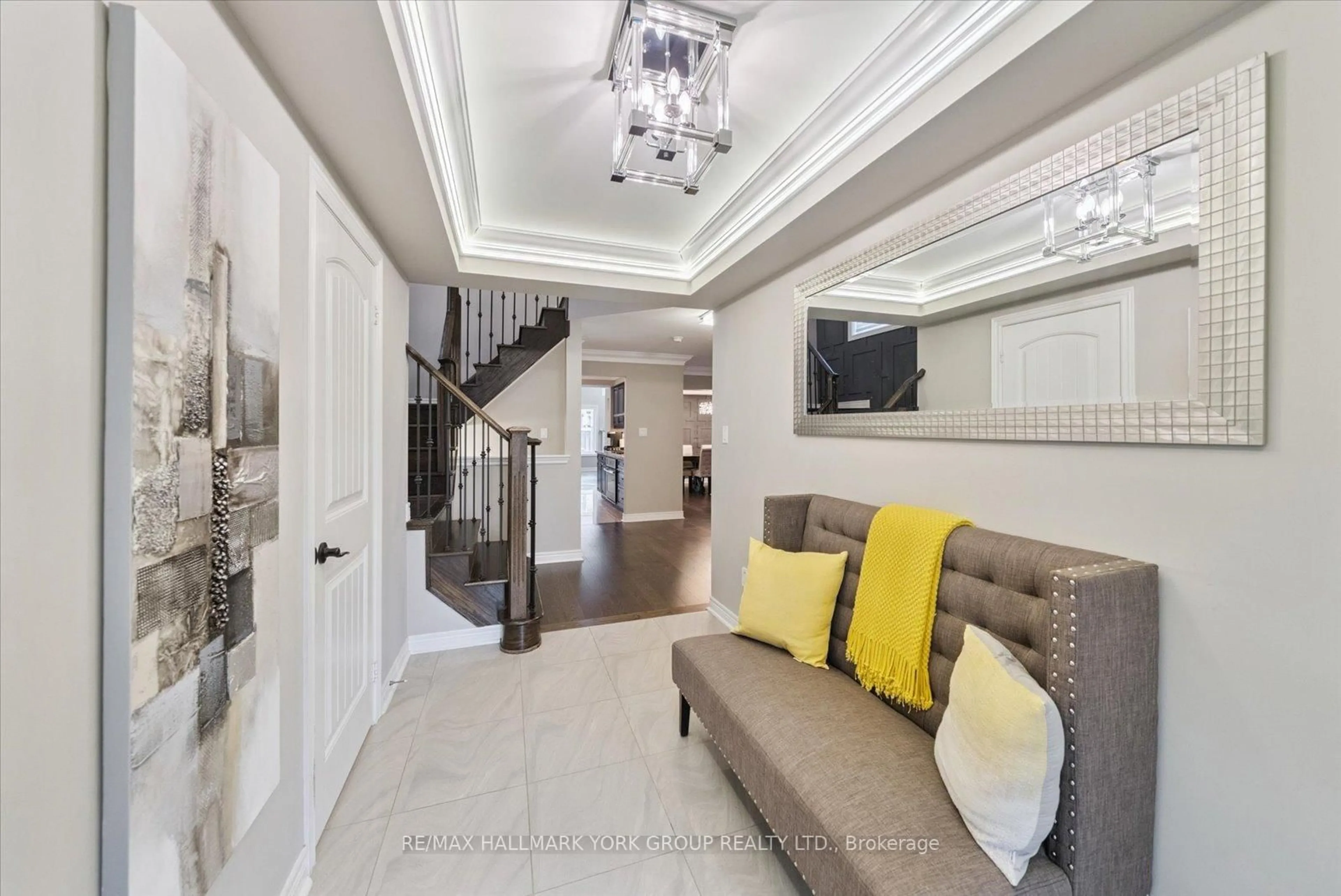 Indoor entryway for 254 Meadowhawk Tr, Bradford West Gwillimbury Ontario L3Z 0E9