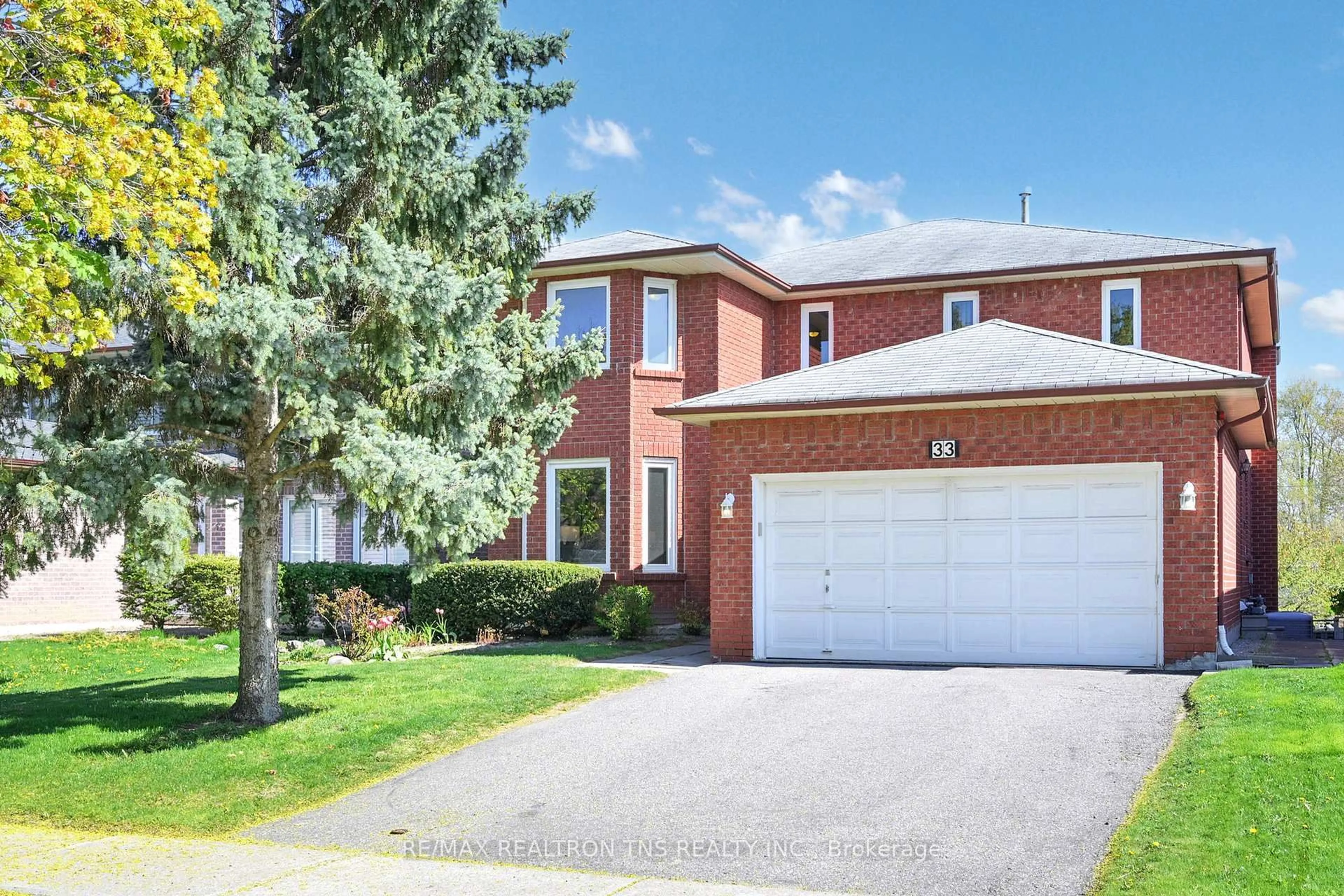 Home with brick exterior material, street for 33 Somerset Cres, Richmond Hill Ontario L4C 8N5