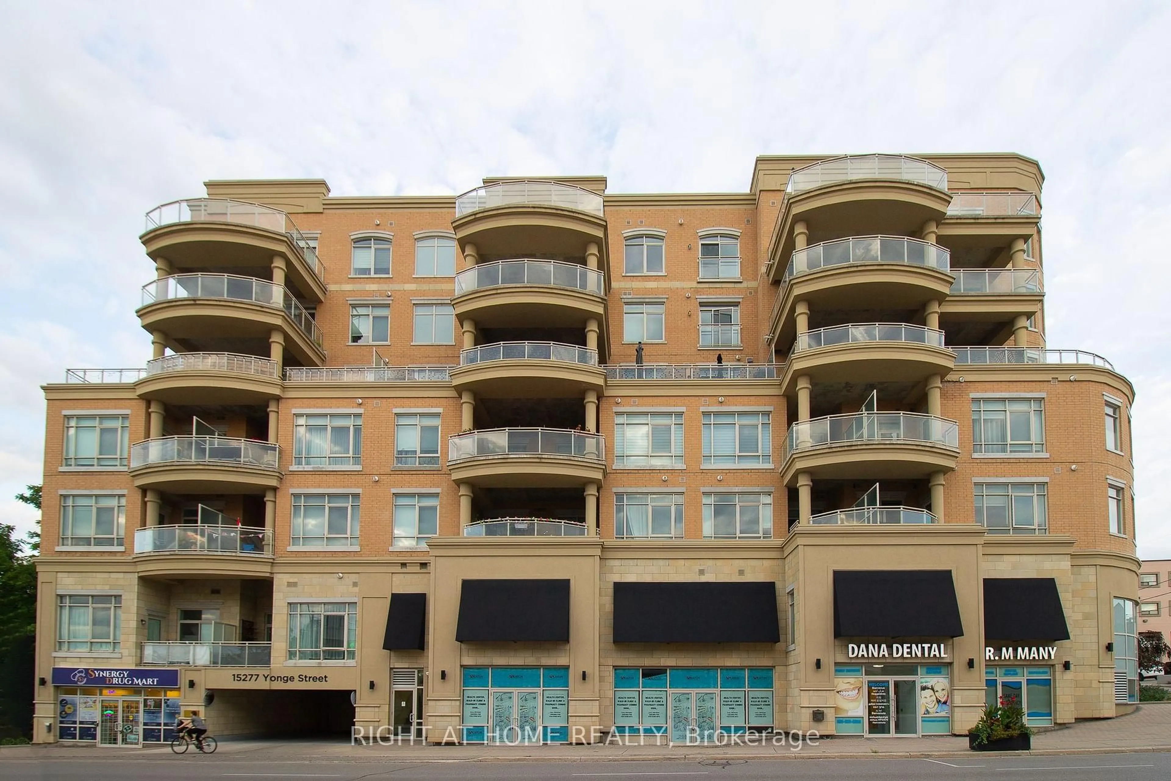 Patio, building for 15277 Yonge St #704A, Aurora Ontario L4G 1Y3