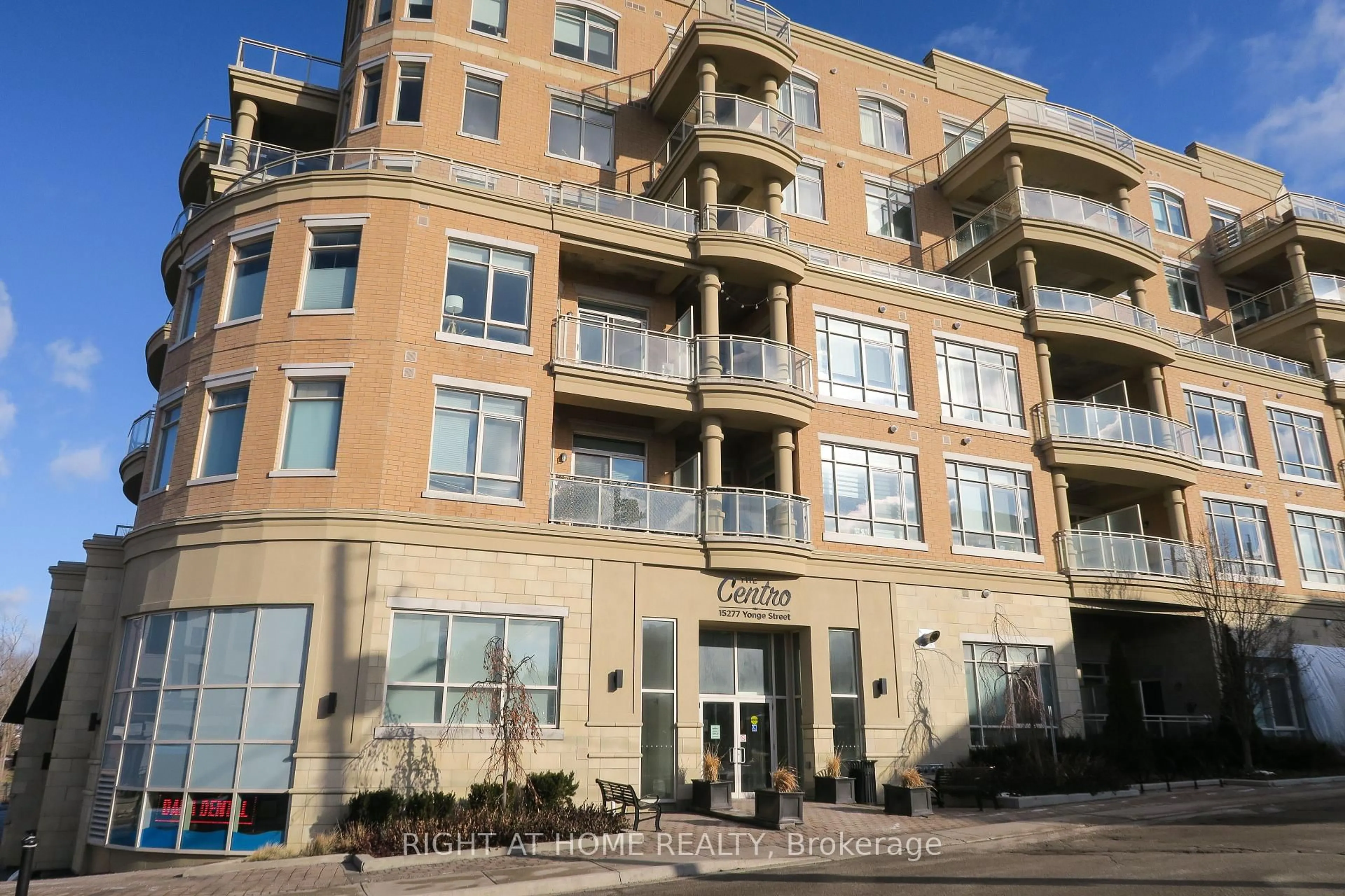 Patio, building for 15277 Yonge St #704A, Aurora Ontario L4G 1Y3