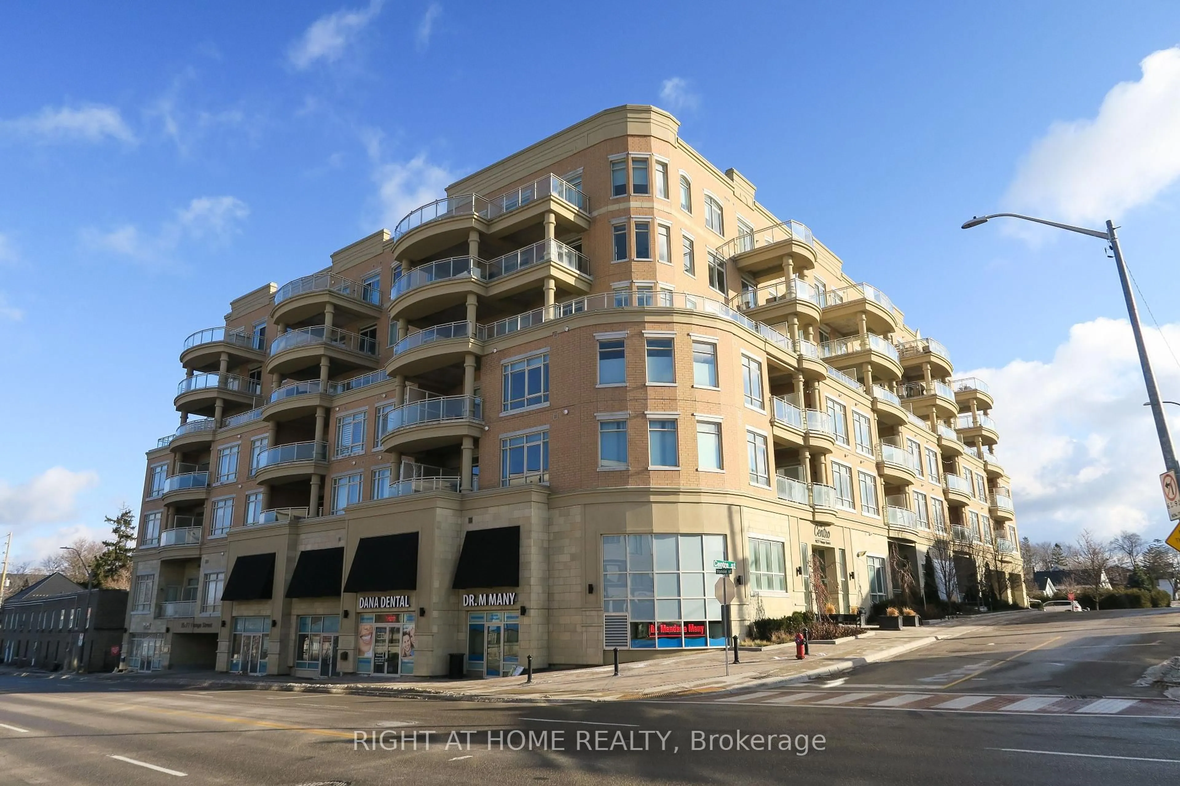 Blurry image for 15277 Yonge St #704A, Aurora Ontario L4G 1Y3