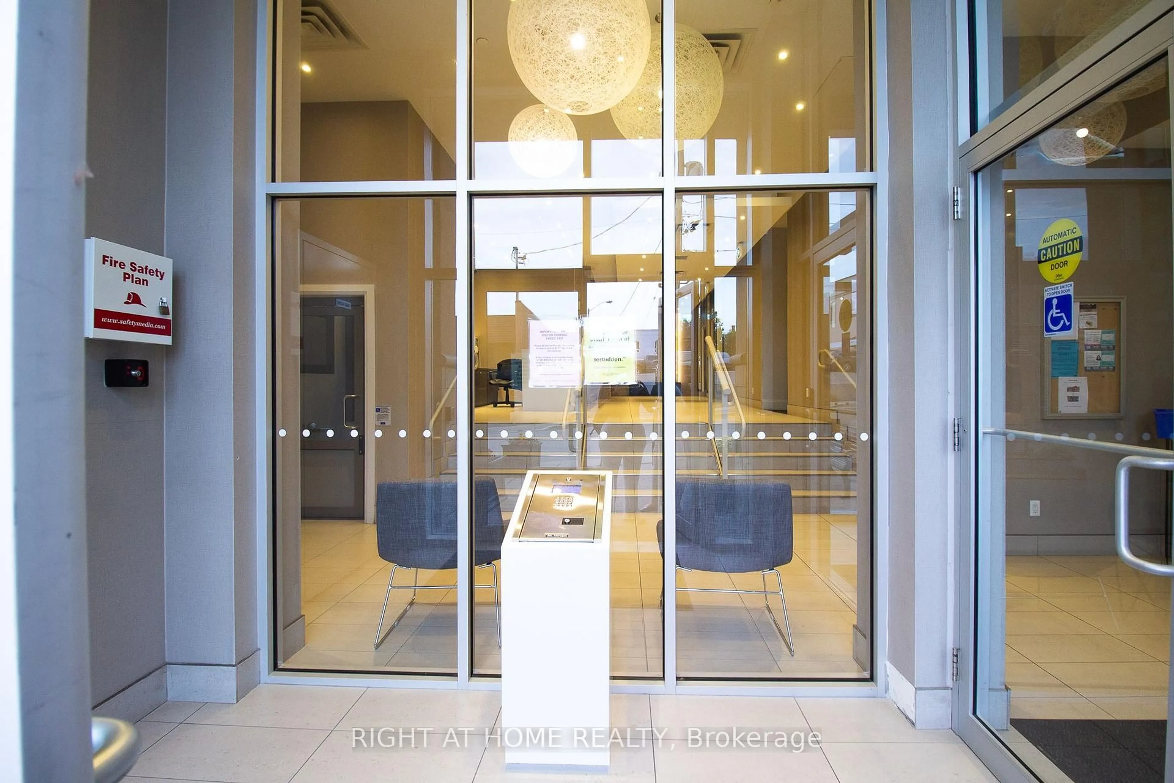 Indoor foyer for 15277 Yonge St #704A, Aurora Ontario L4G 1Y3