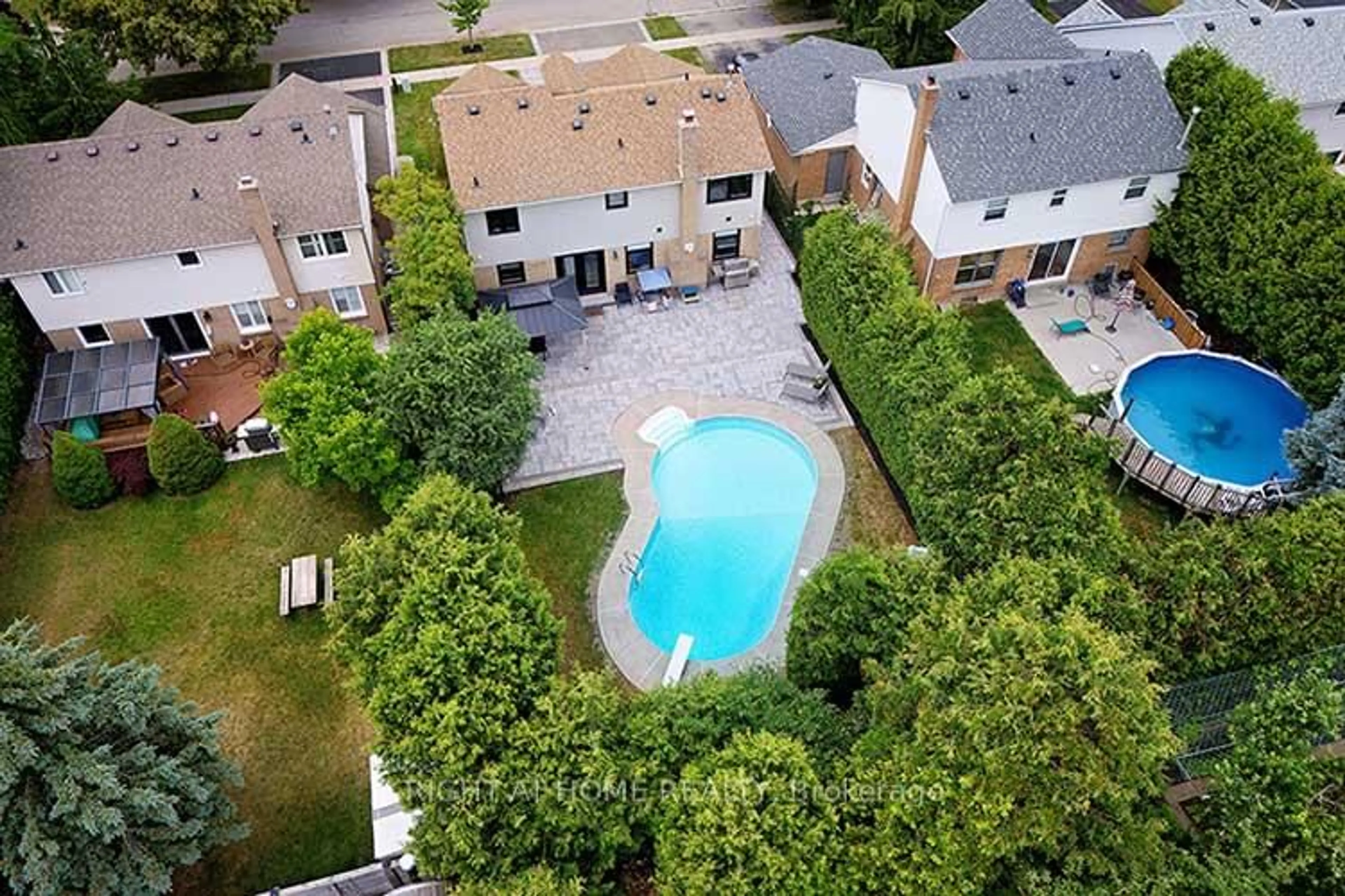 A pic from outside/outdoor area/front of a property/back of a property/a pic from drone, water/lake/river/ocean view for 413 Mathews Crt, Newmarket Ontario L3X 1C8