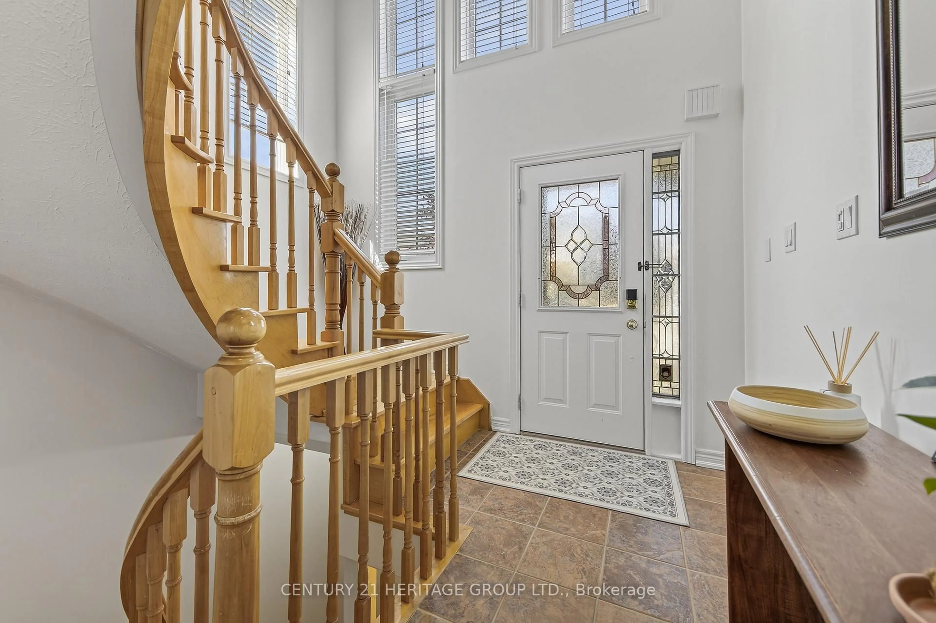 Indoor foyer for 33 Highland Terr, Bradford West Gwillimbury Ontario L3Z 3E9