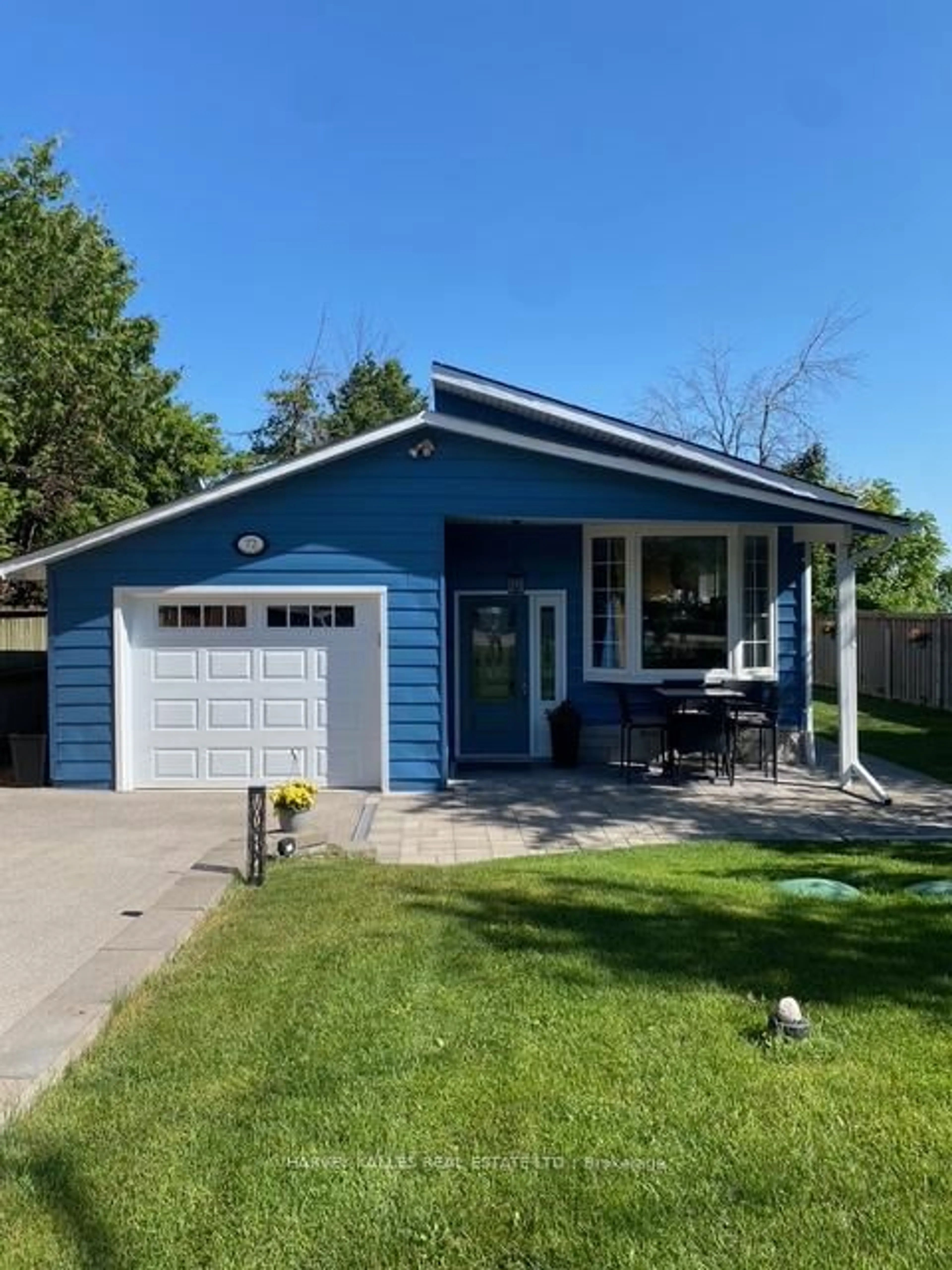 Home with vinyl exterior material, street for 72 Lakeside Dr, Innisfil Ontario L9S 2V3
