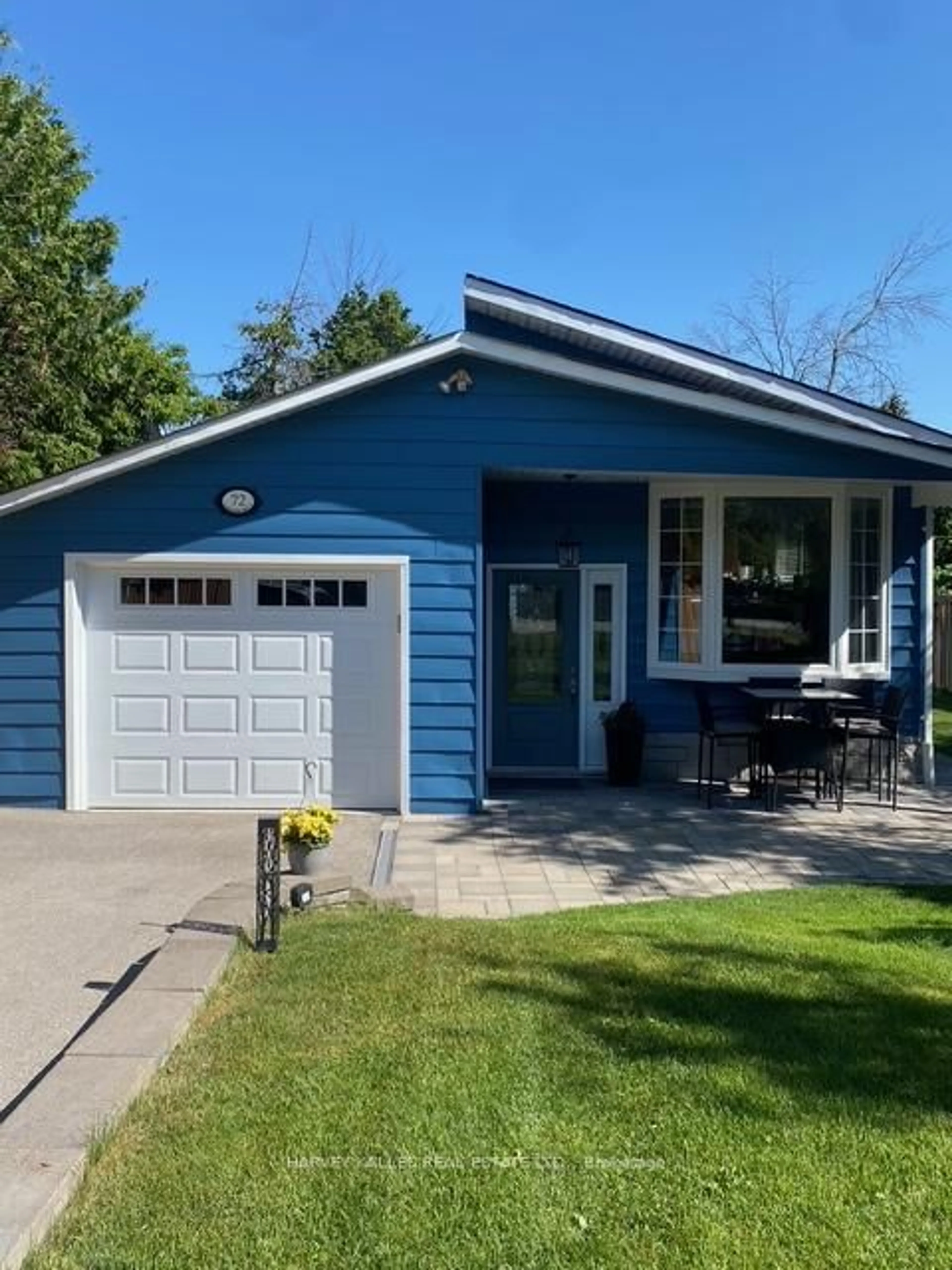Home with vinyl exterior material, street for 72 Lakeside Dr, Innisfil Ontario L9S 2V3