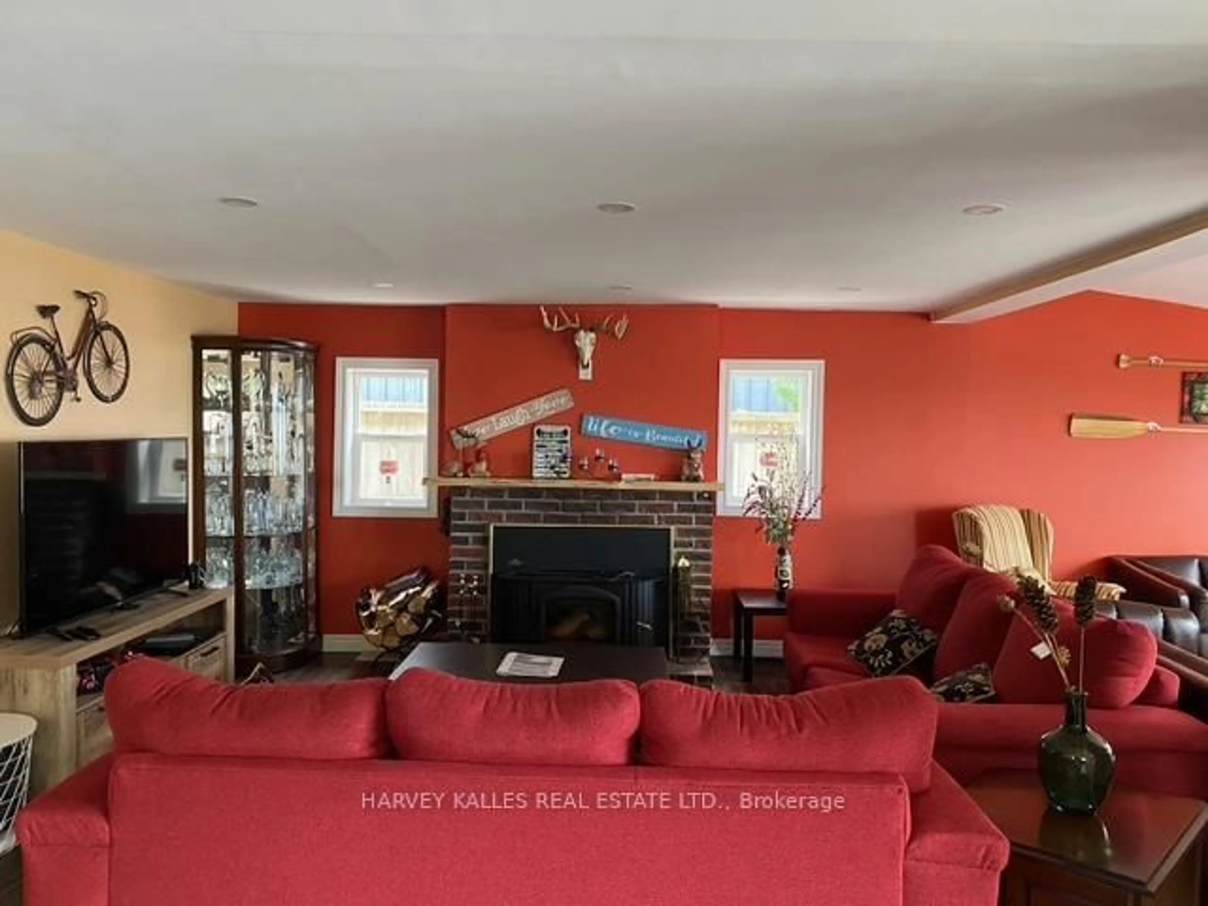 Living room with furniture, unknown for 72 Lakeside Dr, Innisfil Ontario L9S 2V3