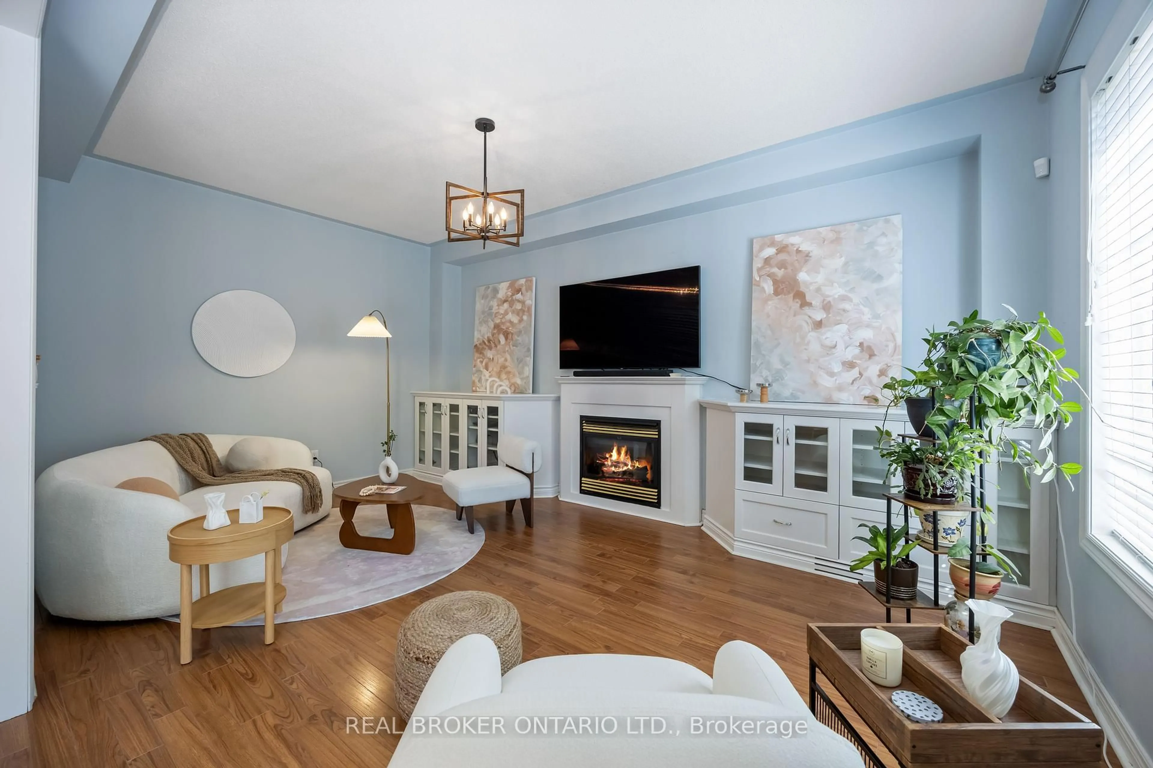 Living room with furniture, unknown for 51 Haverhill Terr, Aurora Ontario L4G 7R4