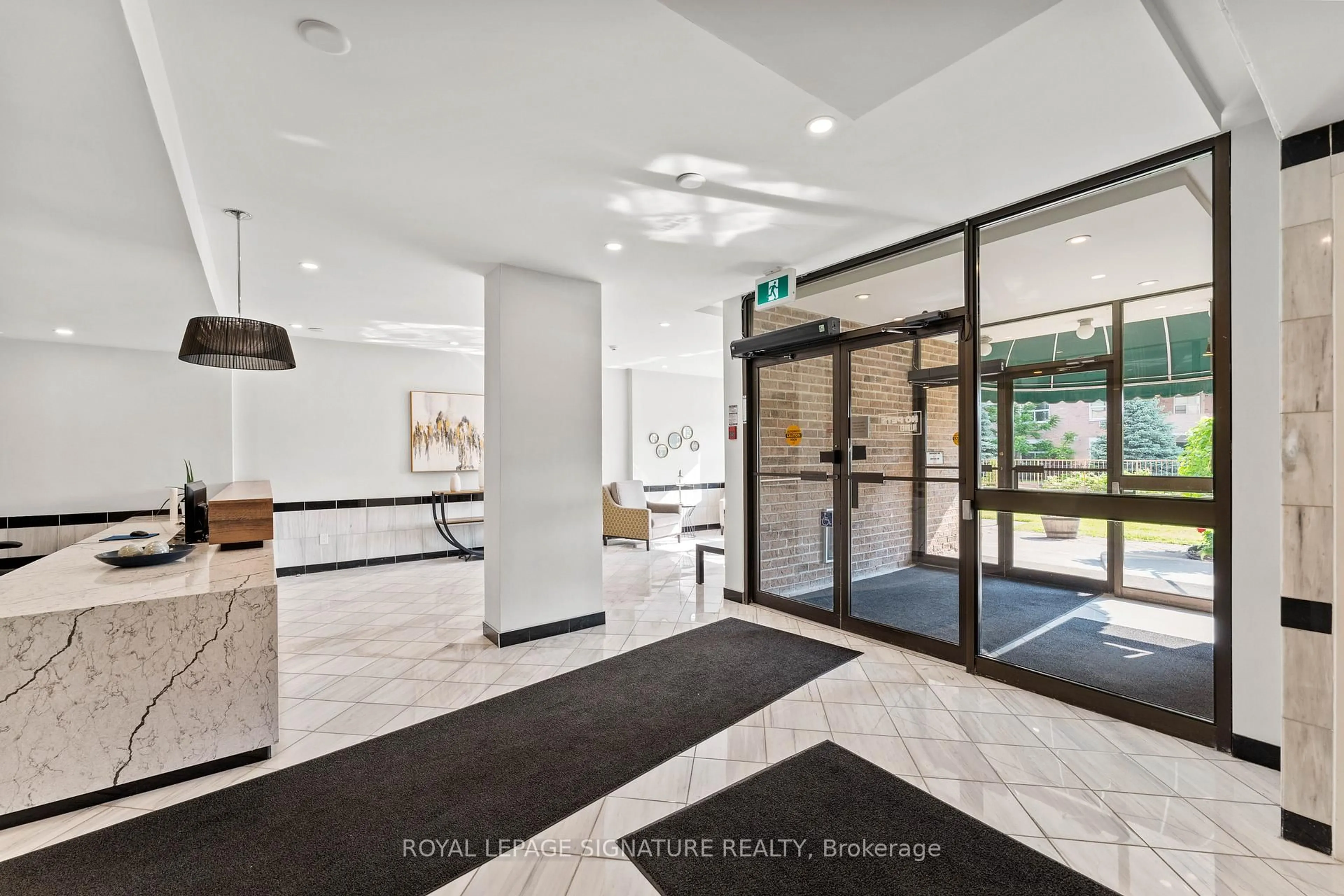 Indoor foyer for 250 Davis Dr #1007, Newmarket Ontario L3Y 7T7