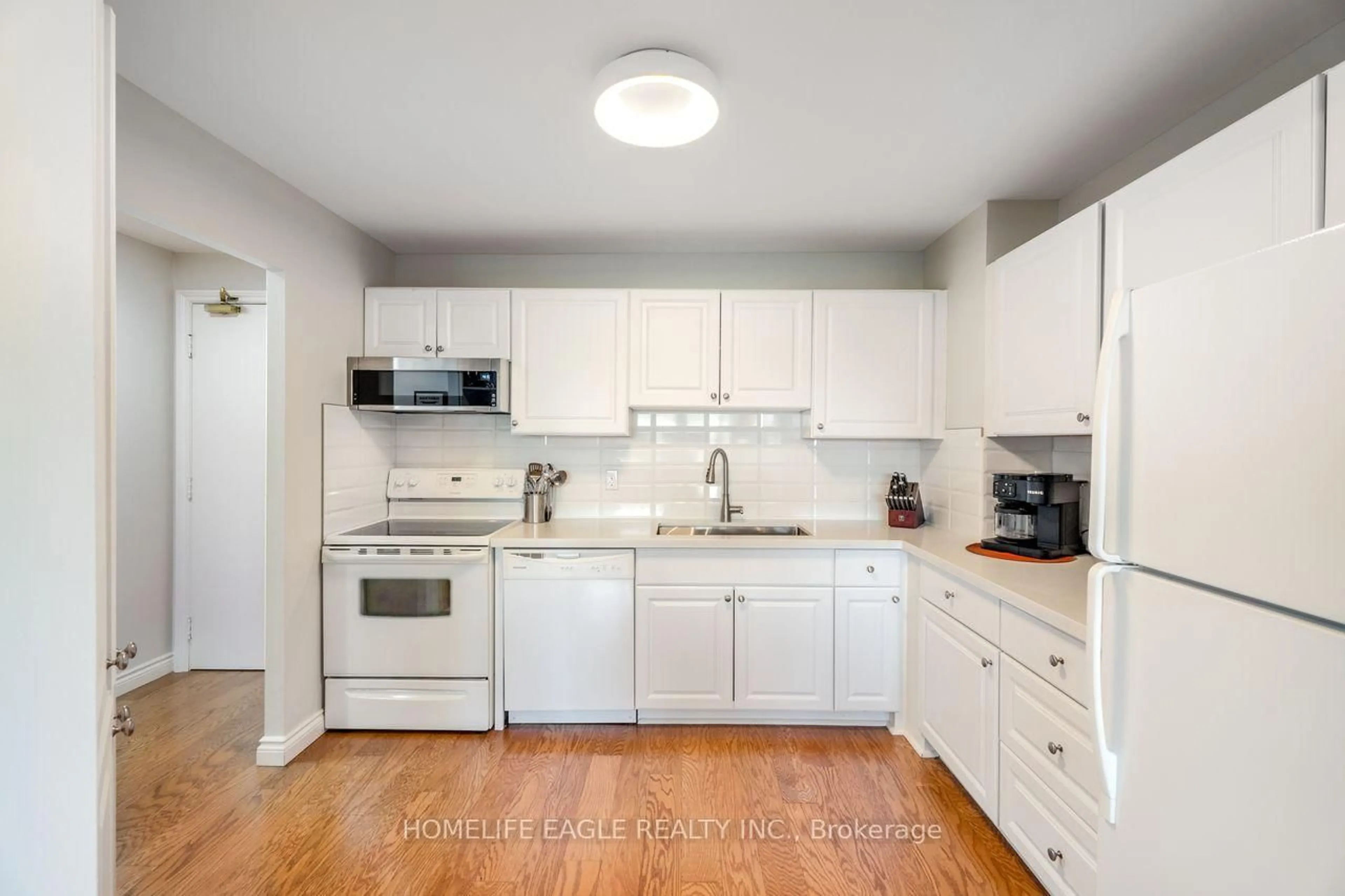 Standard kitchen, unknown for 155 Main St #302, Newmarket Ontario L3Y 8C2