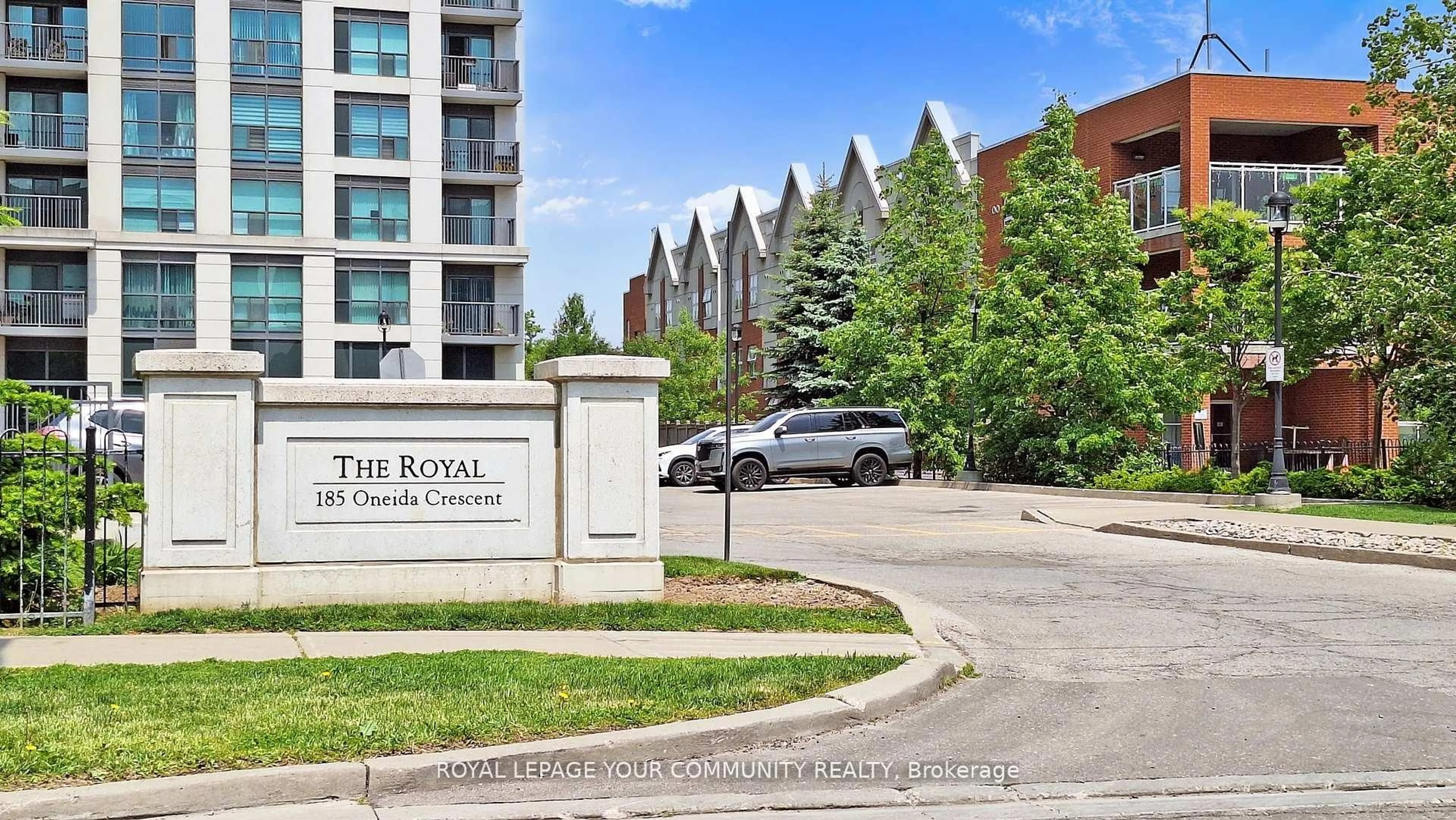Indoor foyer for 185 Oneida Cres #1005, Richmond Hill Ontario L4B 0H4