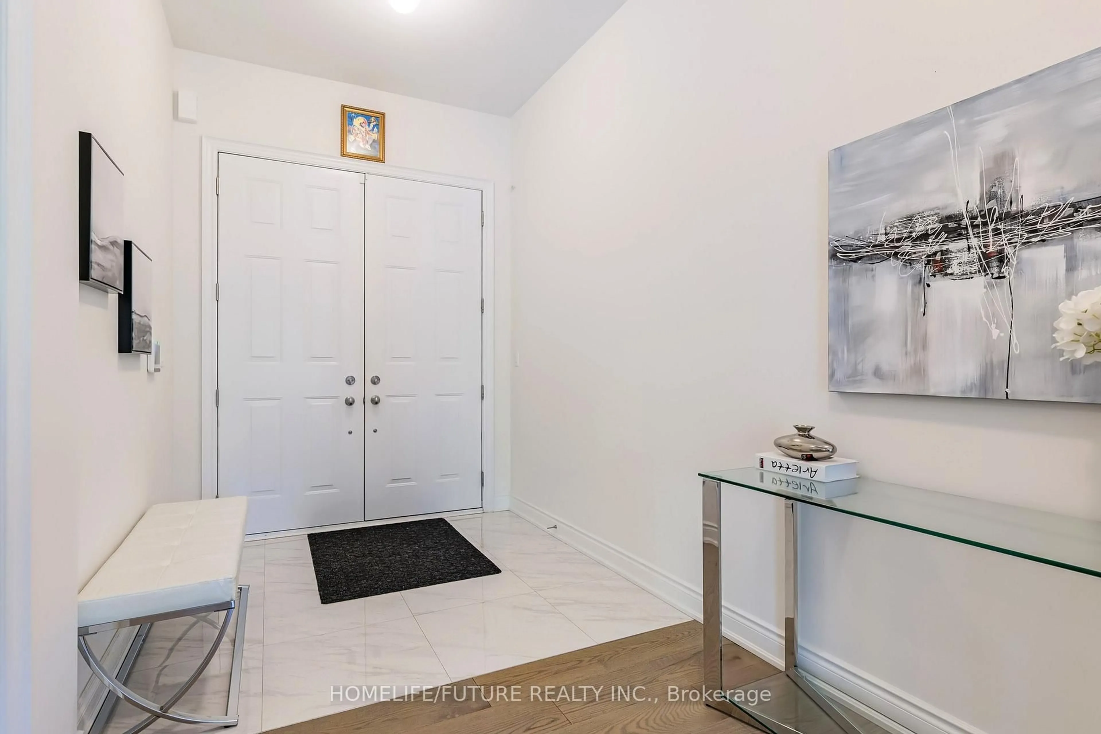 Indoor entryway for 19 Joiner Circ, Whitchurch-Stouffville Ontario L4A 4W9