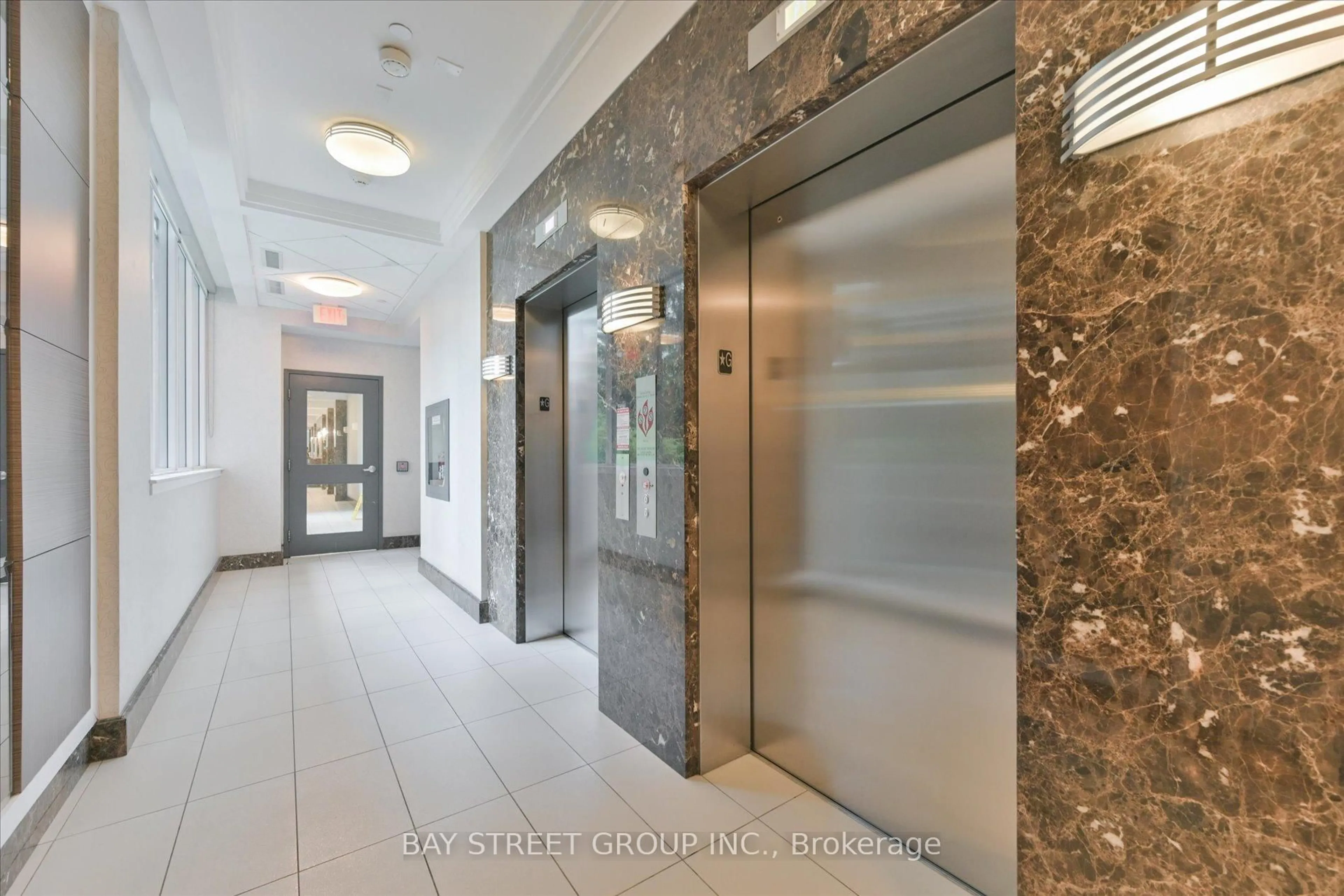 Indoor foyer for 372 7 Highway #306, Richmond Hill Ontario L4B 0C6
