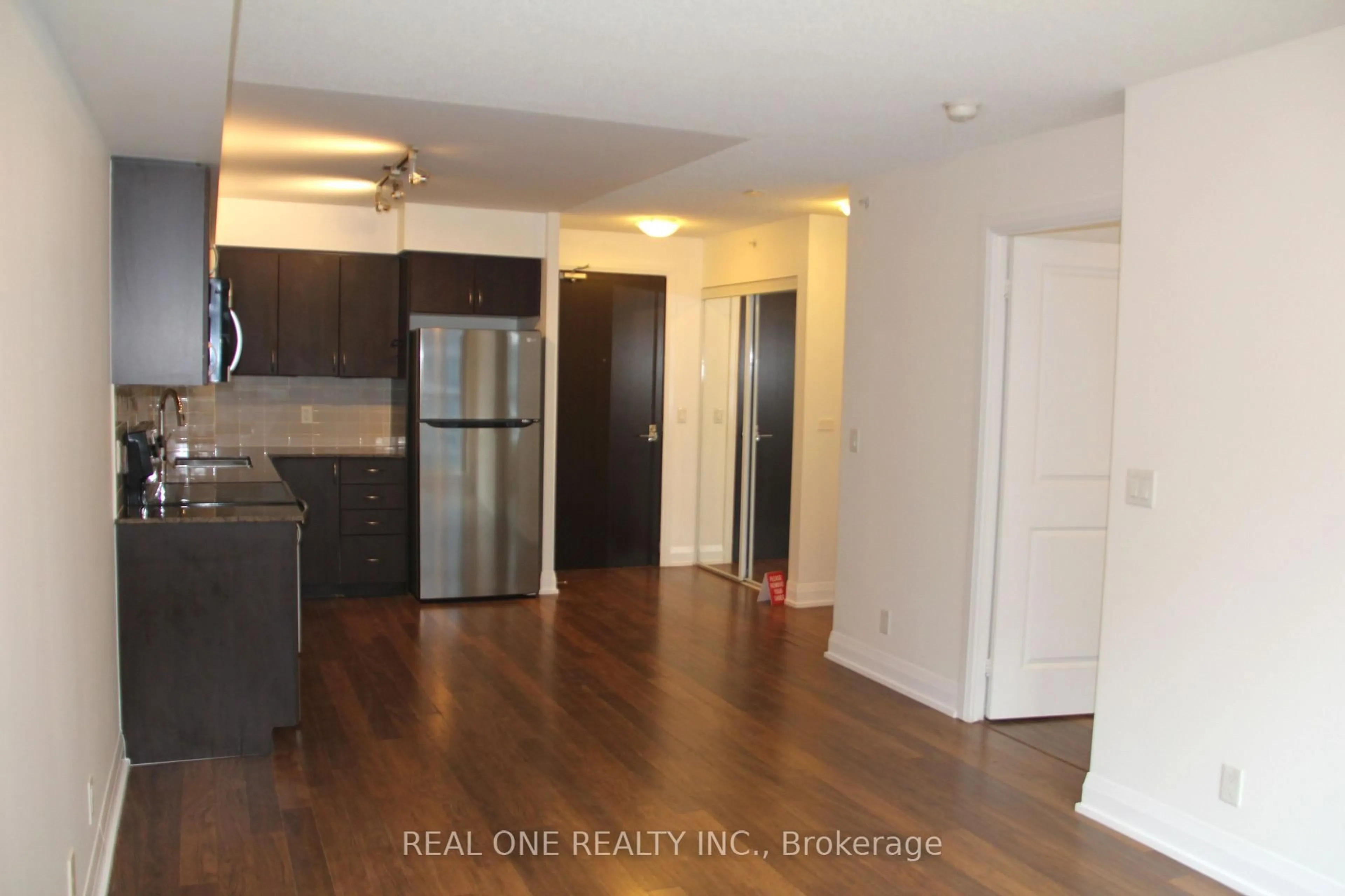 A pic of a room for 376 Highway 7 #510, Richmond Hill Ontario L4B 0C7