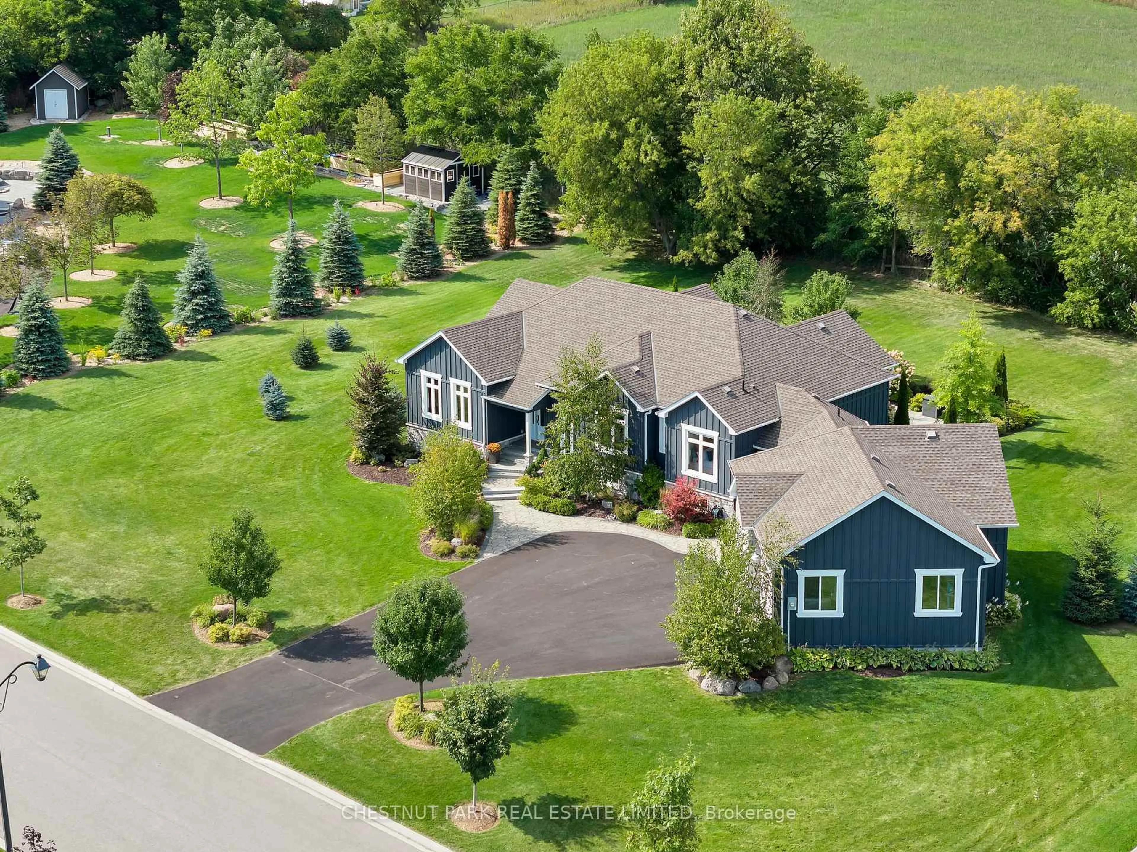 A pic from outside/outdoor area/front of a property/back of a property/a pic from drone, street for 3 Horner Crt, Uxbridge Ontario L0E 1T0