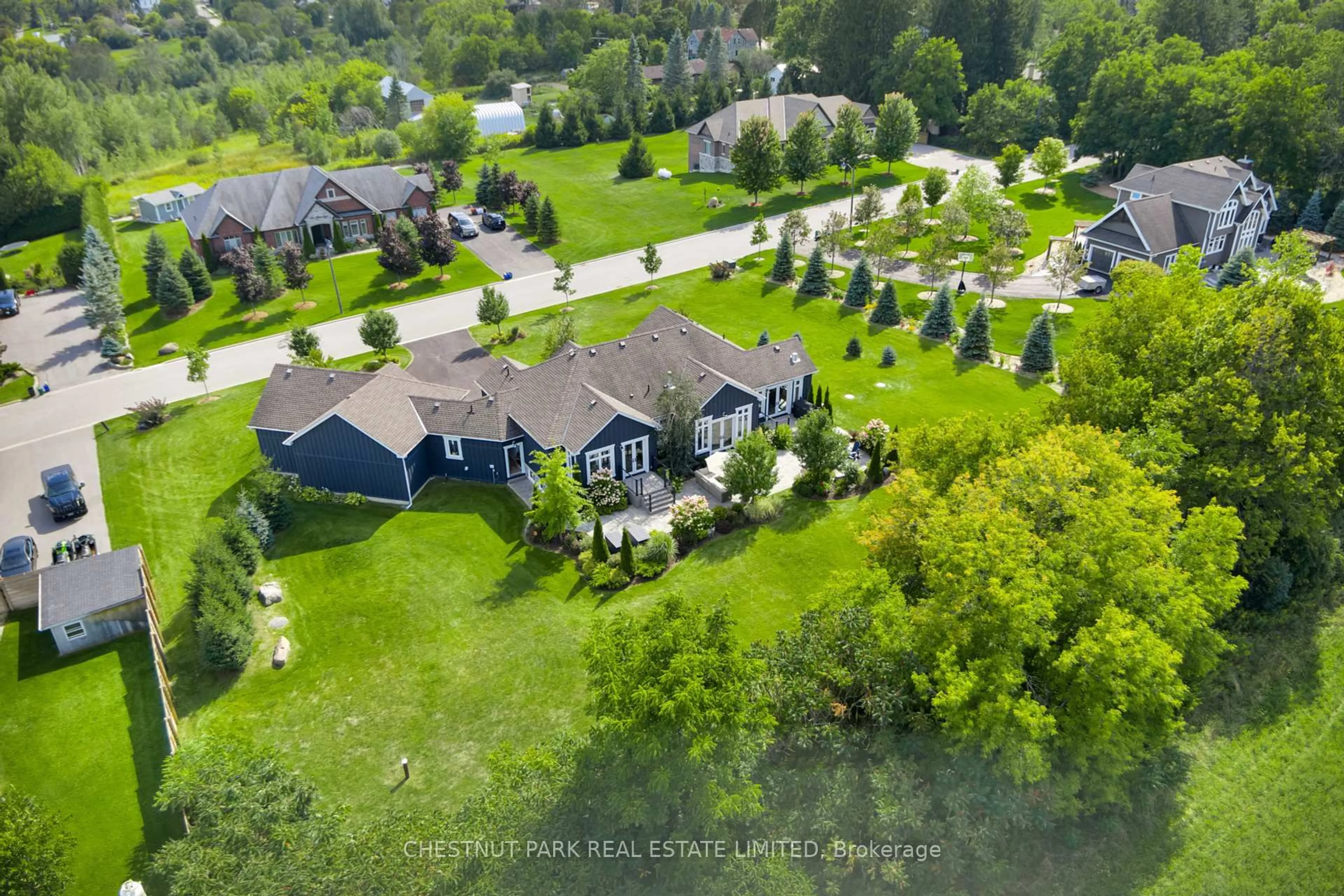 A pic from outside/outdoor area/front of a property/back of a property/a pic from drone, street for 3 Horner Crt, Uxbridge Ontario L0E 1T0