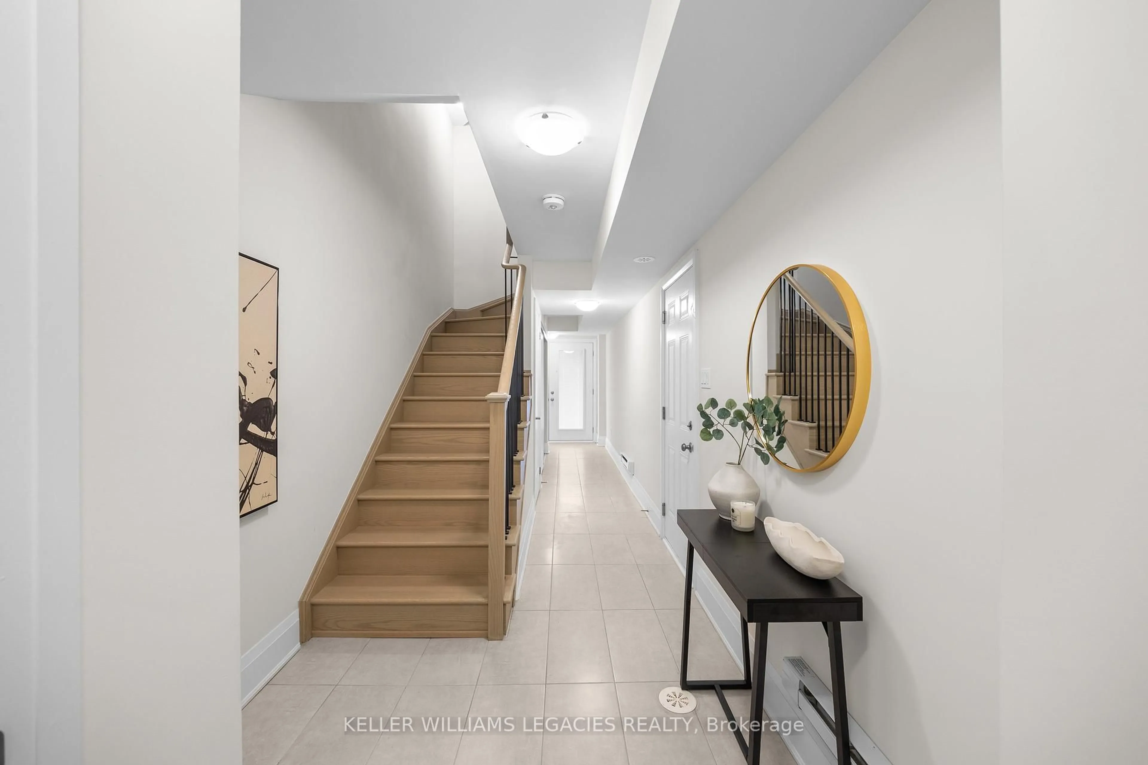 Indoor foyer for 17 Kennisis Way, Vaughan Ontario L6A 3Y5