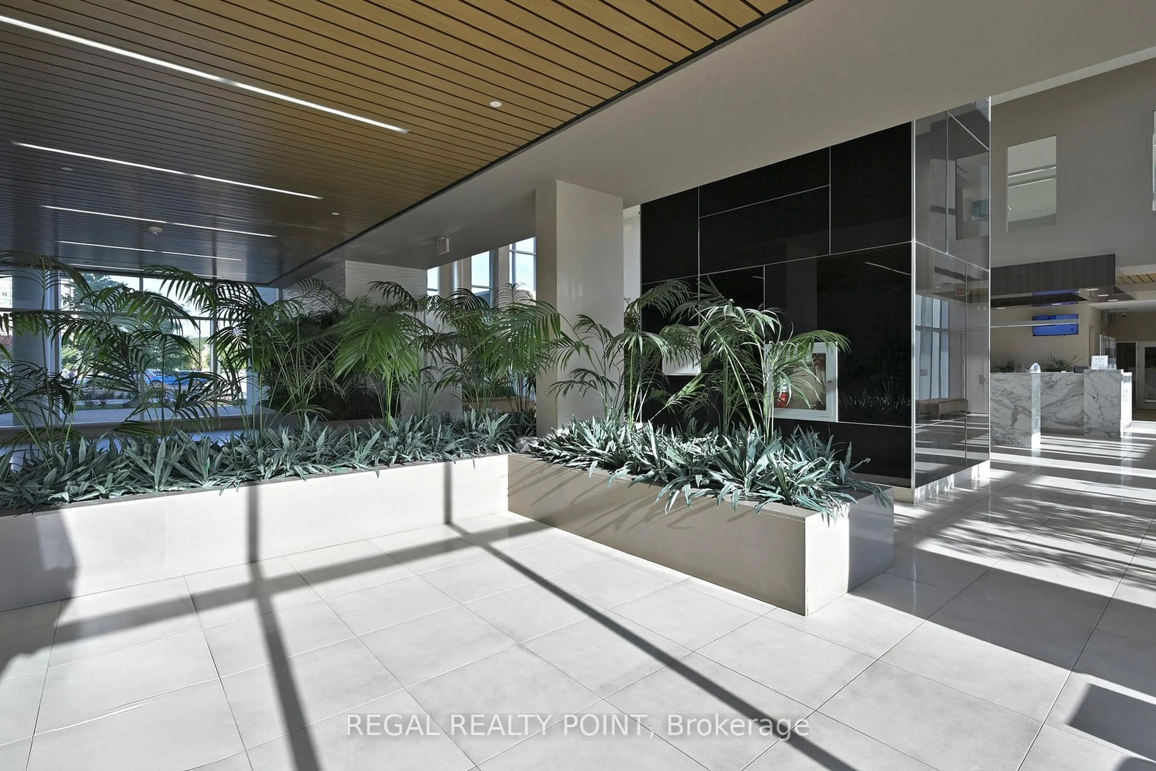 Indoor foyer for 9608 Yonge St #708, Richmond Hill Ontario L4C 1V6
