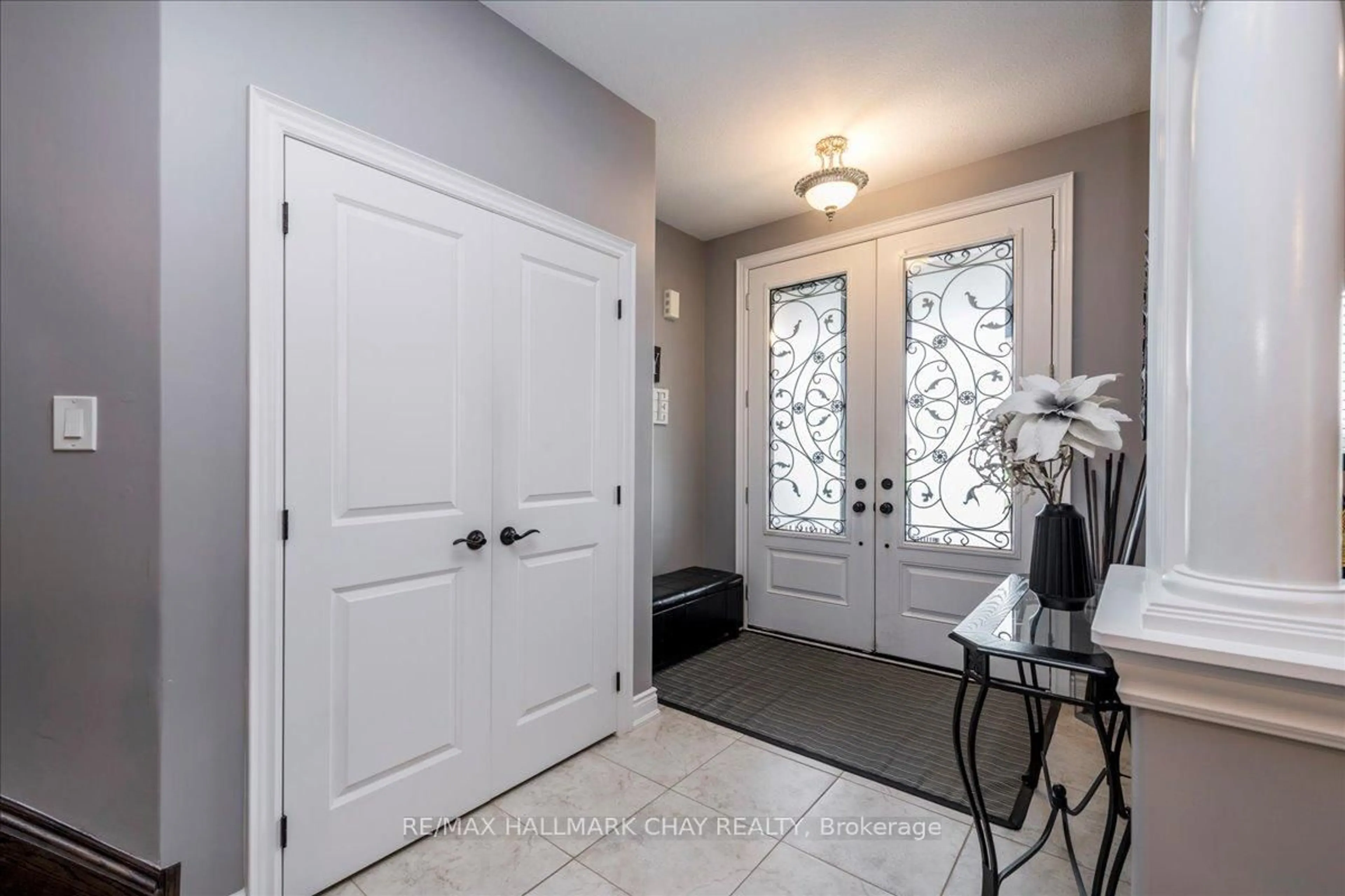 Indoor entryway for 1171 Quarry Dr, Innisfil Ontario L9S 4W8