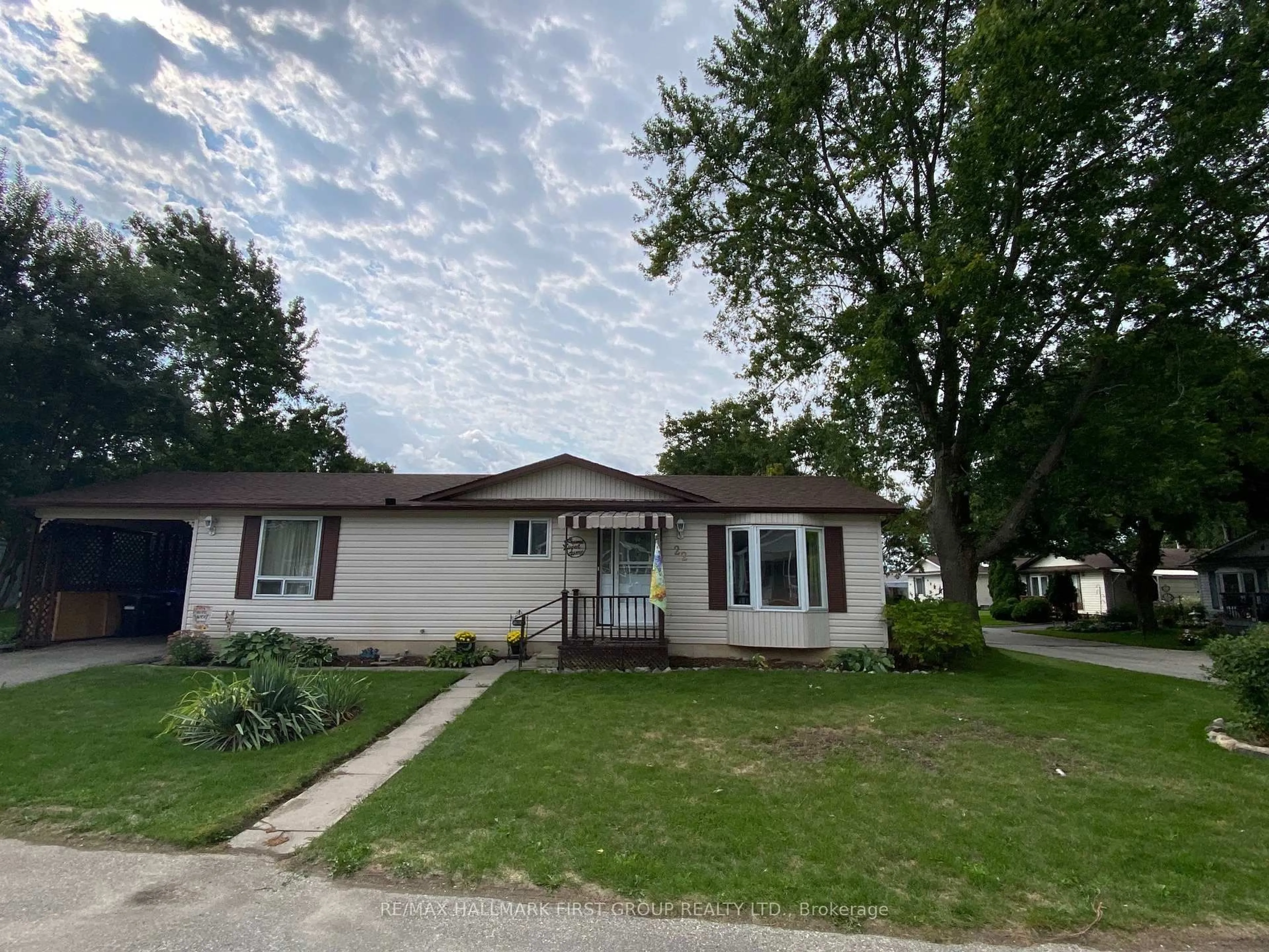 Home with vinyl exterior material, street for 22 Briarwood Pl, Innisfil Ontario L0L 1L0