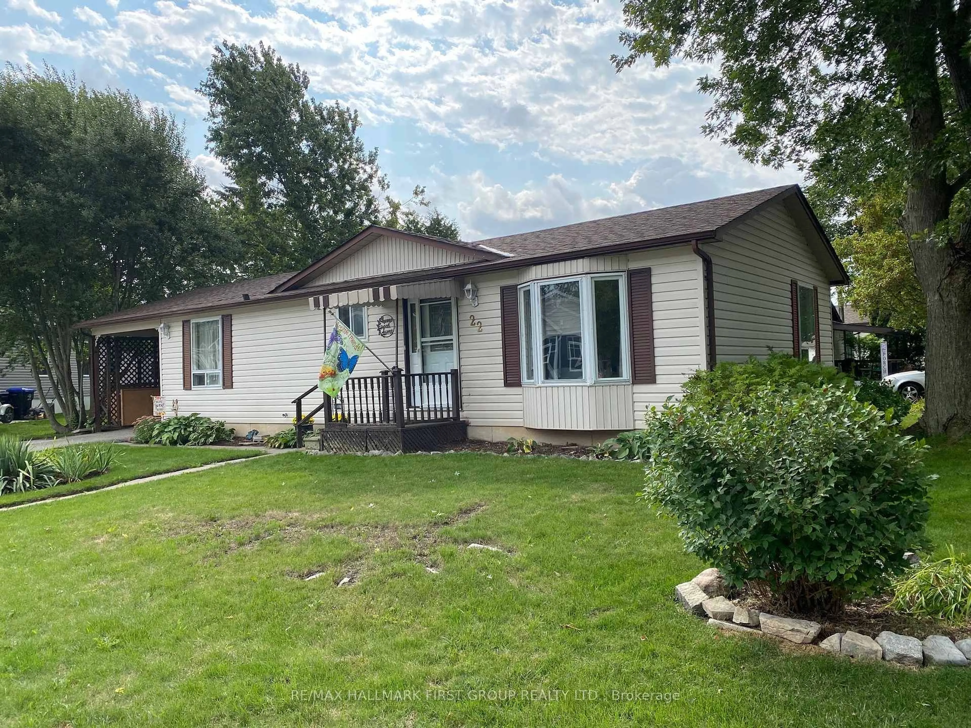 Home with vinyl exterior material, street for 22 Briarwood Pl, Innisfil Ontario L0L 1L0