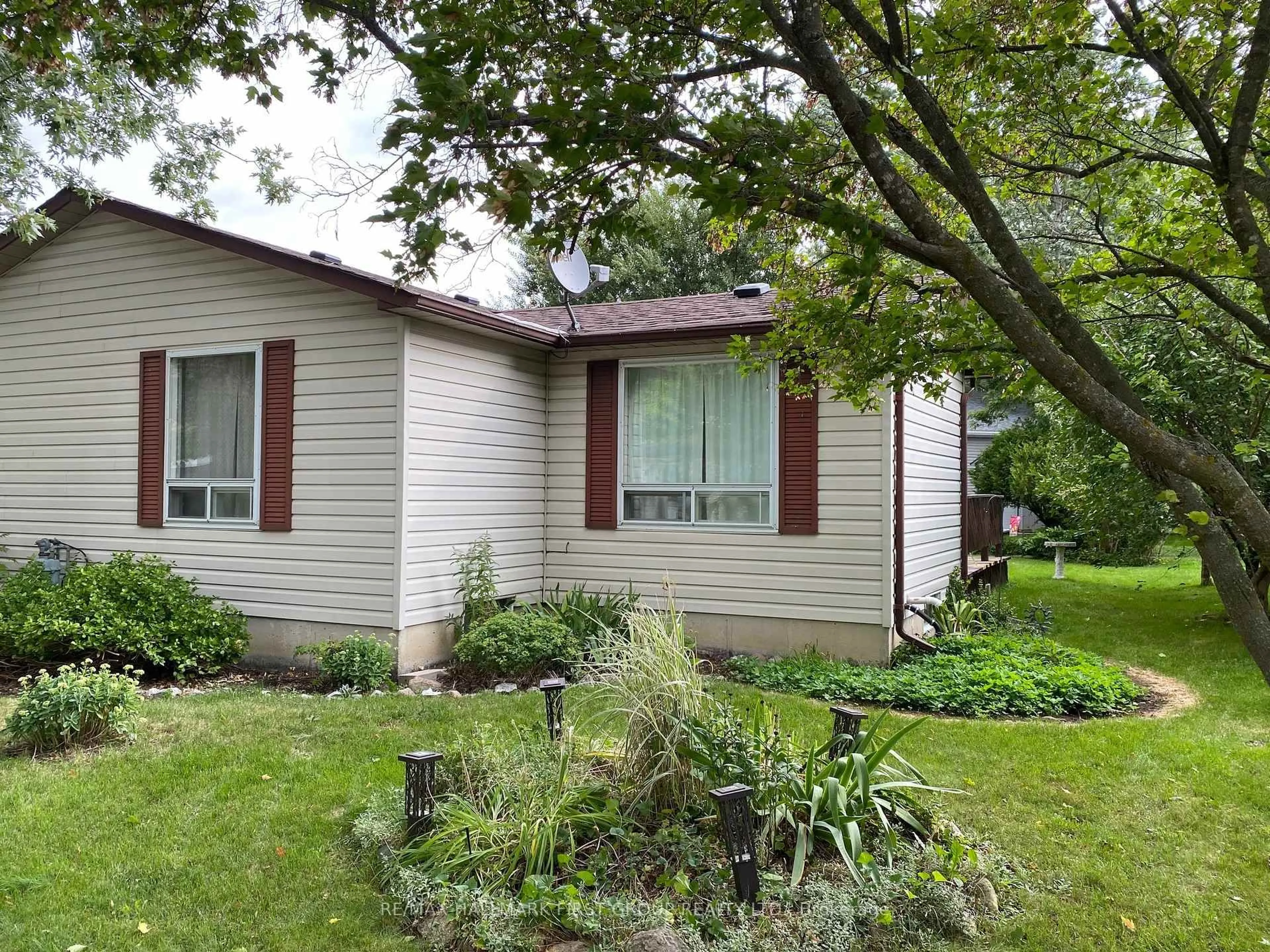 Home with vinyl exterior material, street for 22 Briarwood Pl, Innisfil Ontario L0L 1L0