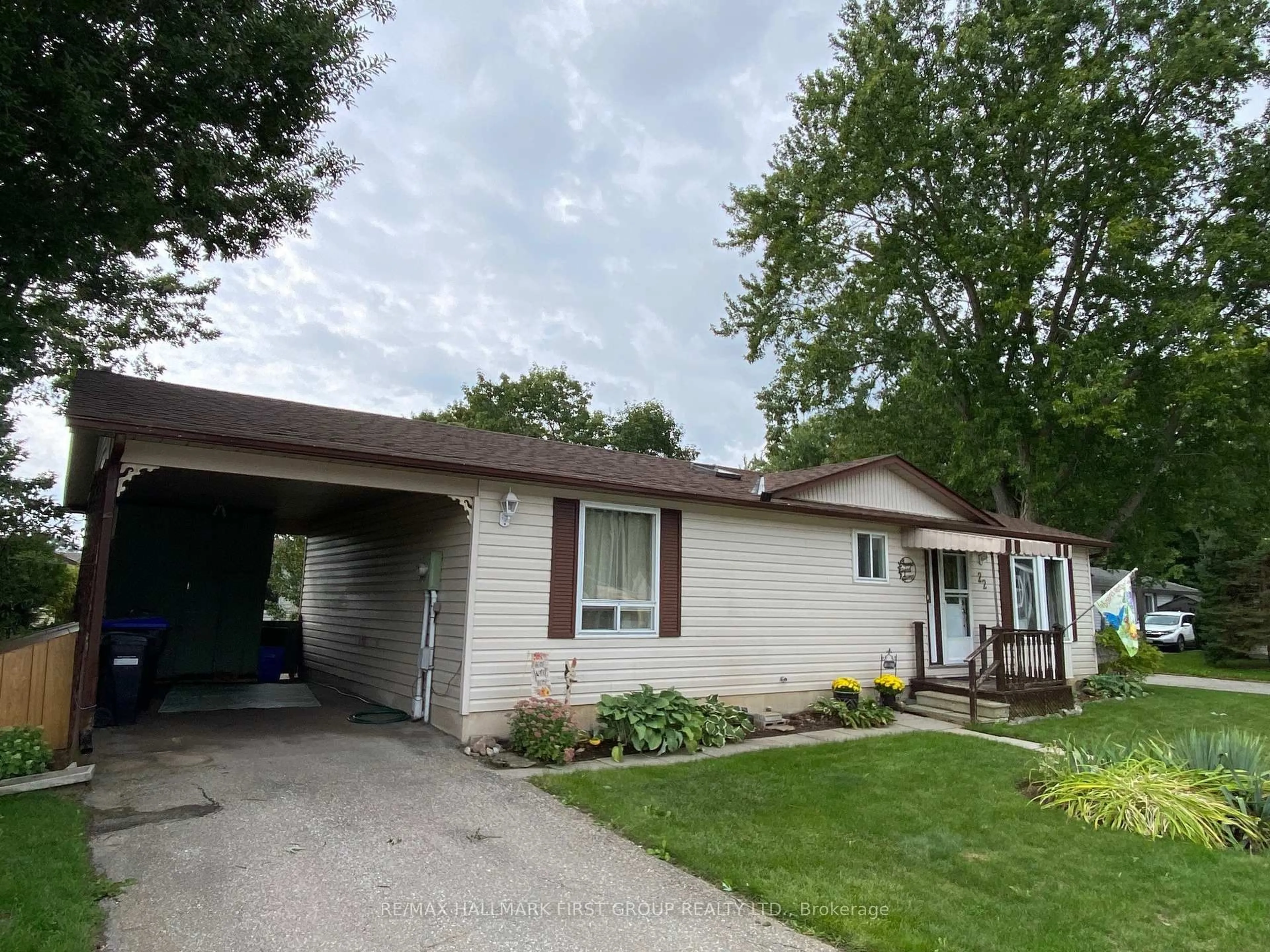 Home with vinyl exterior material, street for 22 Briarwood Pl, Innisfil Ontario L0L 1L0