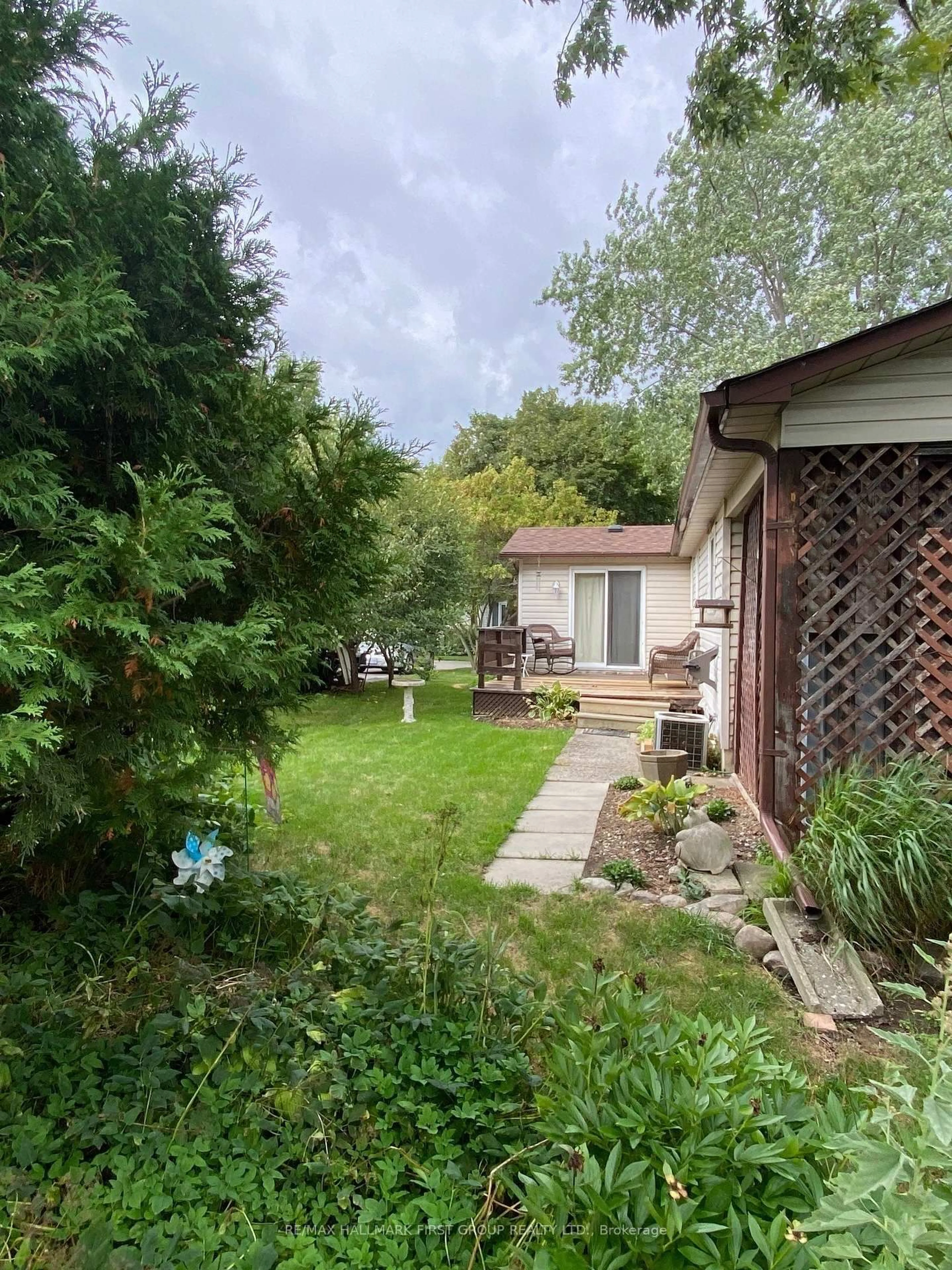 A pic from outside/outdoor area/front of a property/back of a property/a pic from drone, street for 22 Briarwood Pl, Innisfil Ontario L0L 1L0