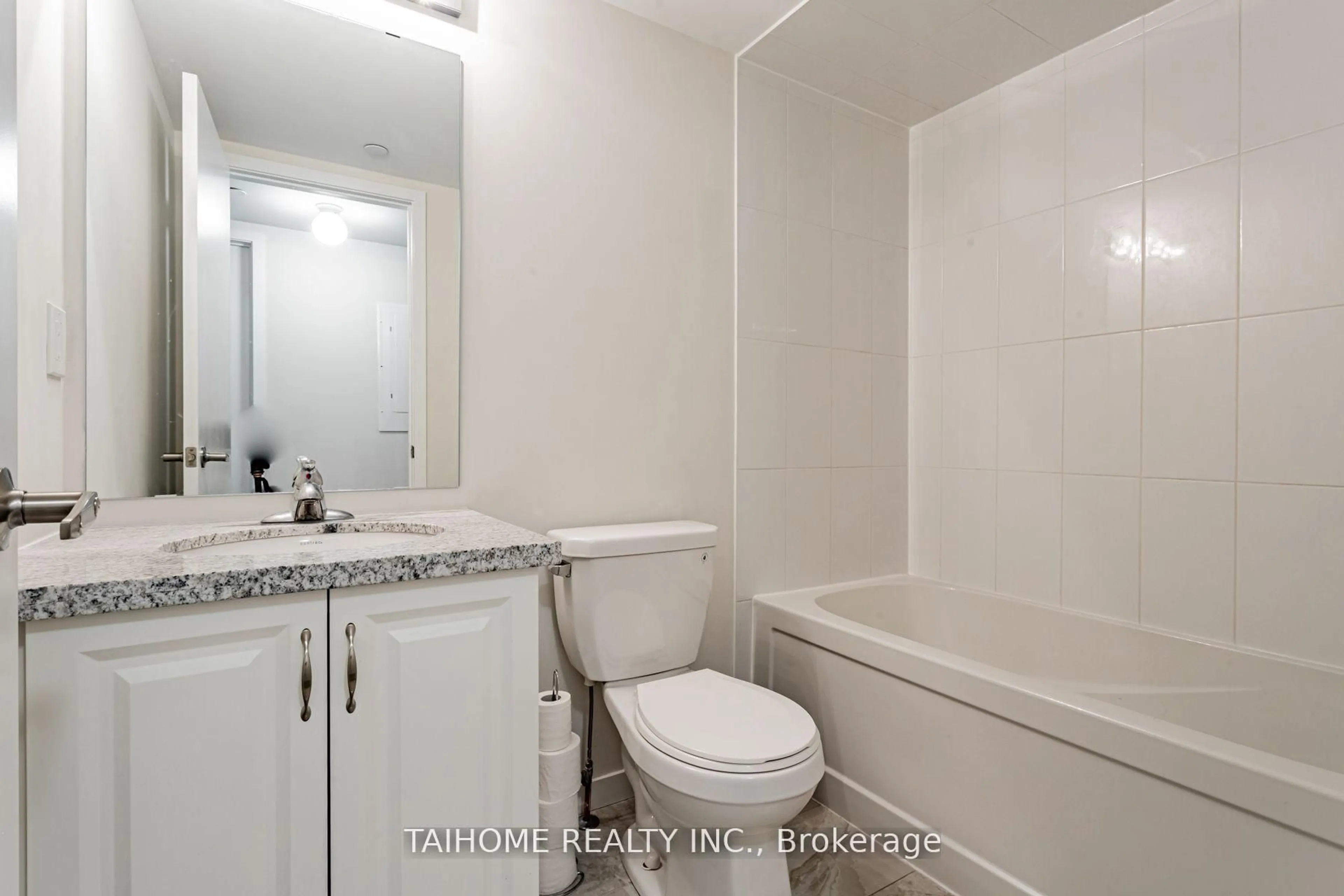 Standard bathroom, unknown for 400 Alex Gardner Circ #74, Aurora Ontario L4G 3G5