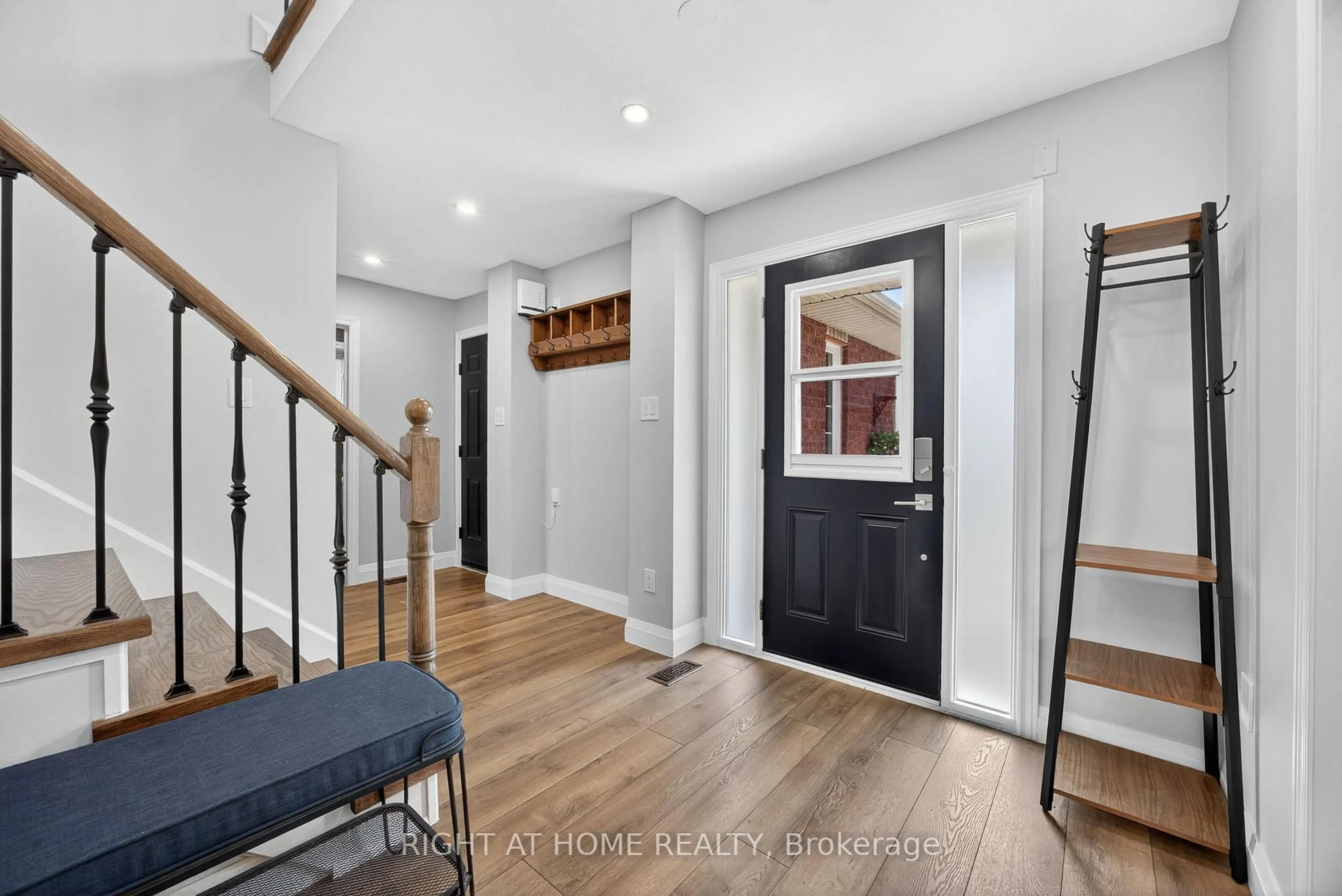Indoor entryway for 18 Amberview Dr, Georgina Ontario L4P 3X6