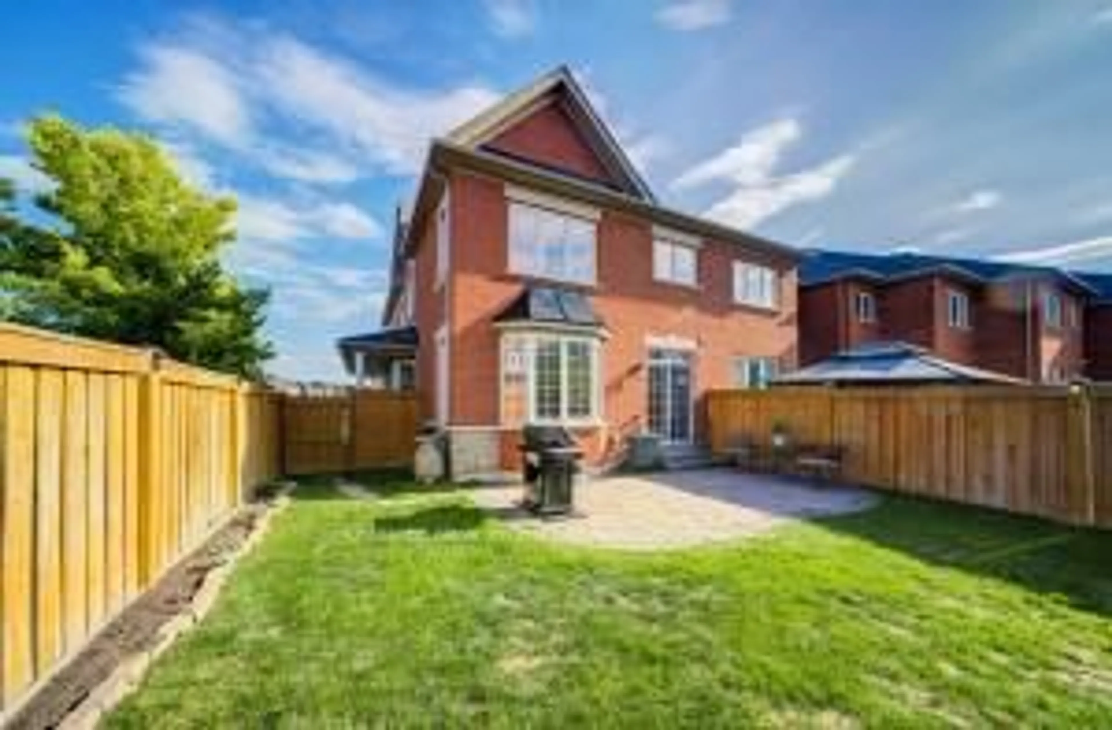 A pic from outside/outdoor area/front of a property/back of a property/a pic from drone, street for 2 London Pride Dr, Richmond Hill Ontario L4E 0X3