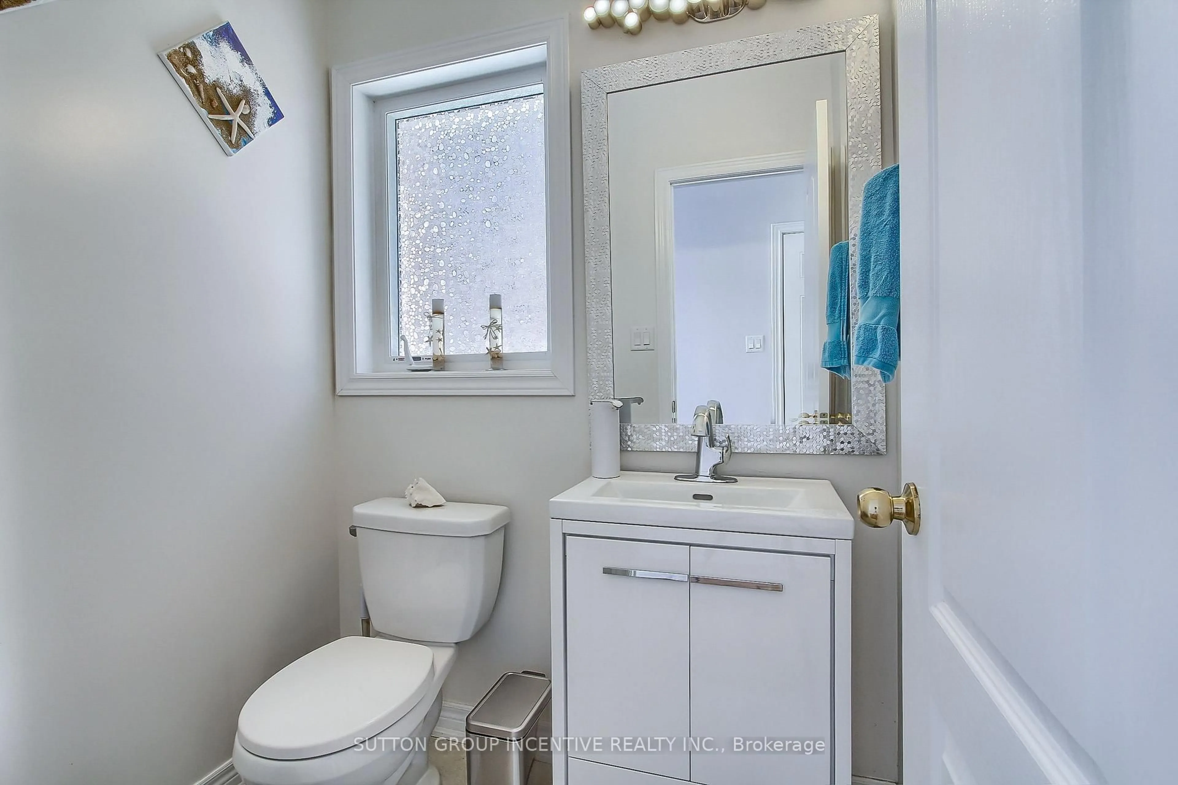 Standard bathroom, ceramic/tile floor for 1457 Lormel Gate Ave, Innisfil Ontario L0L 1W0