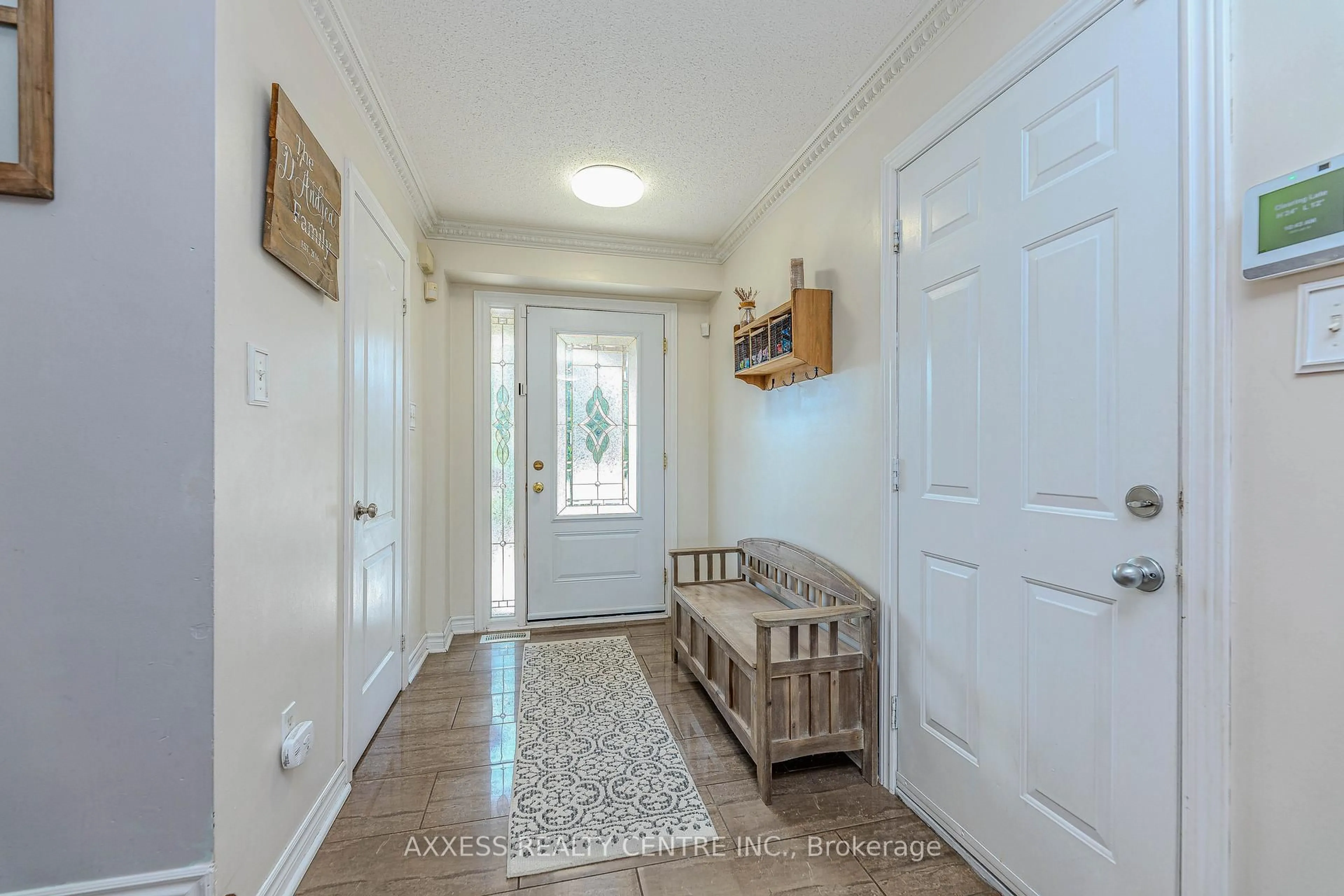 Indoor entryway for 72 Beaverbrook Cres, Vaughan Ontario L6A 3T3