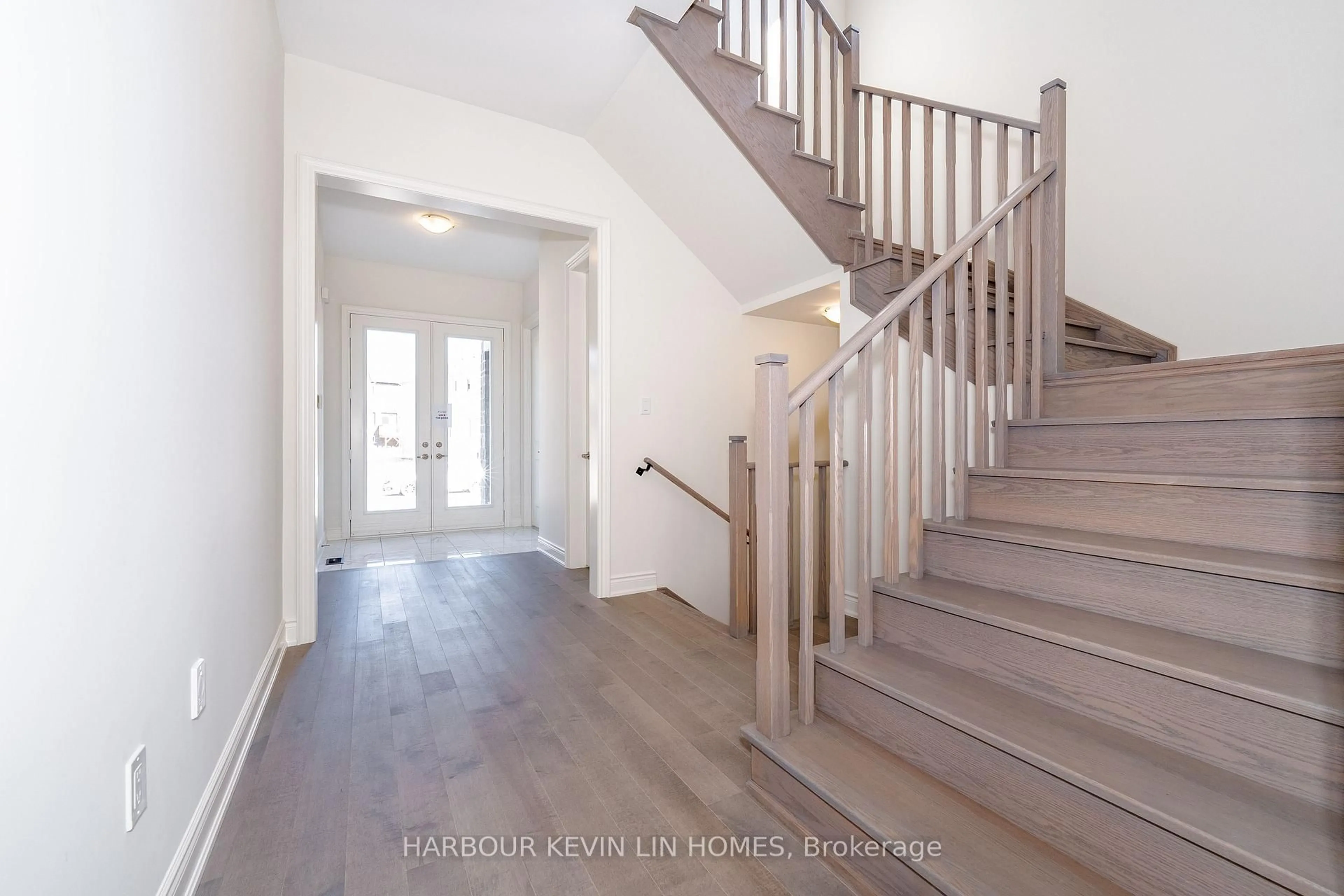 Indoor entryway for 15 Monticola Ave, Richmond Hill Ontario L4B 0J1