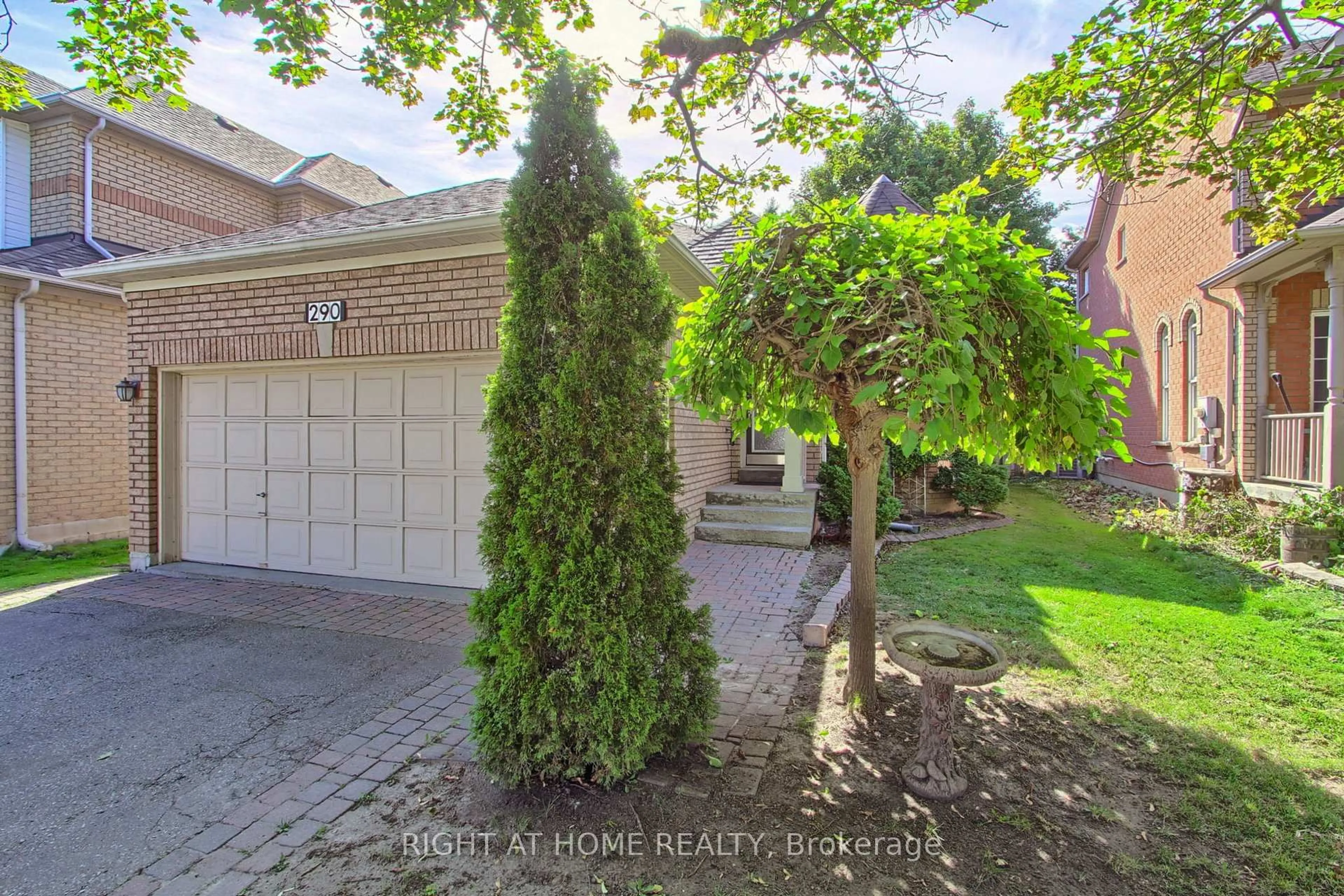 A pic from outside/outdoor area/front of a property/back of a property/a pic from drone, street for 290 Clearmeadow Blvd, Newmarket Ontario L3X 2C6