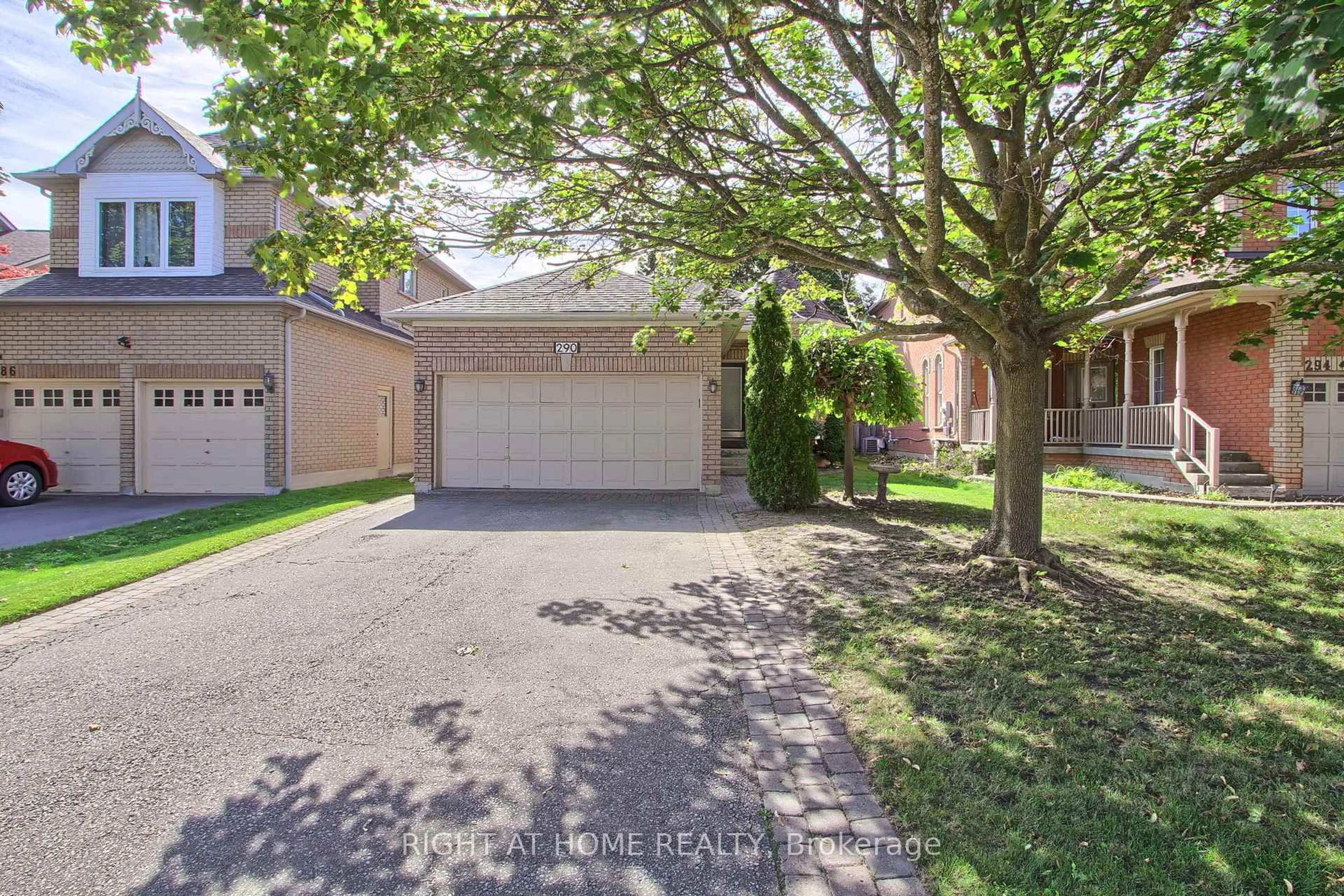 A pic from outside/outdoor area/front of a property/back of a property/a pic from drone, street for 290 Clearmeadow Blvd, Newmarket Ontario L3X 2C6